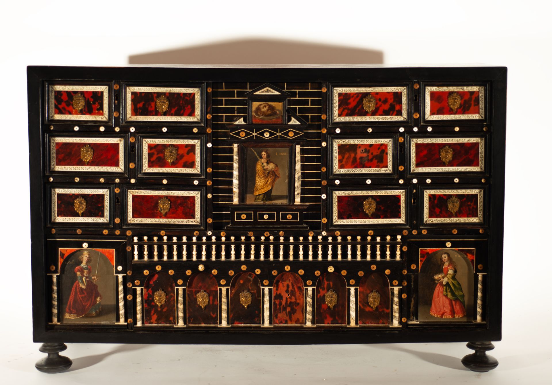 Important Spanish cabinet in tortoiseshell and bone marquetry, with plates finished in oil. Spain, 1