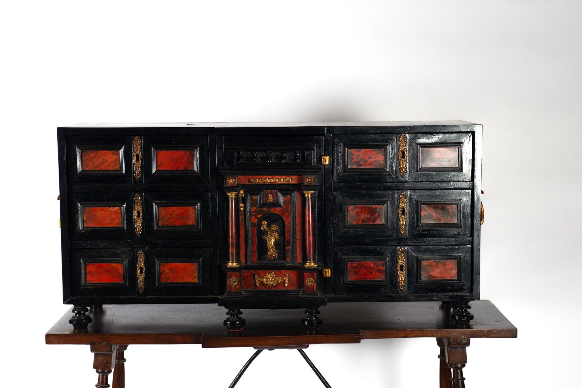 Italian cabinet in tortoiseshell and ebony marquetry, 17th - 18th centuries - Image 2 of 8