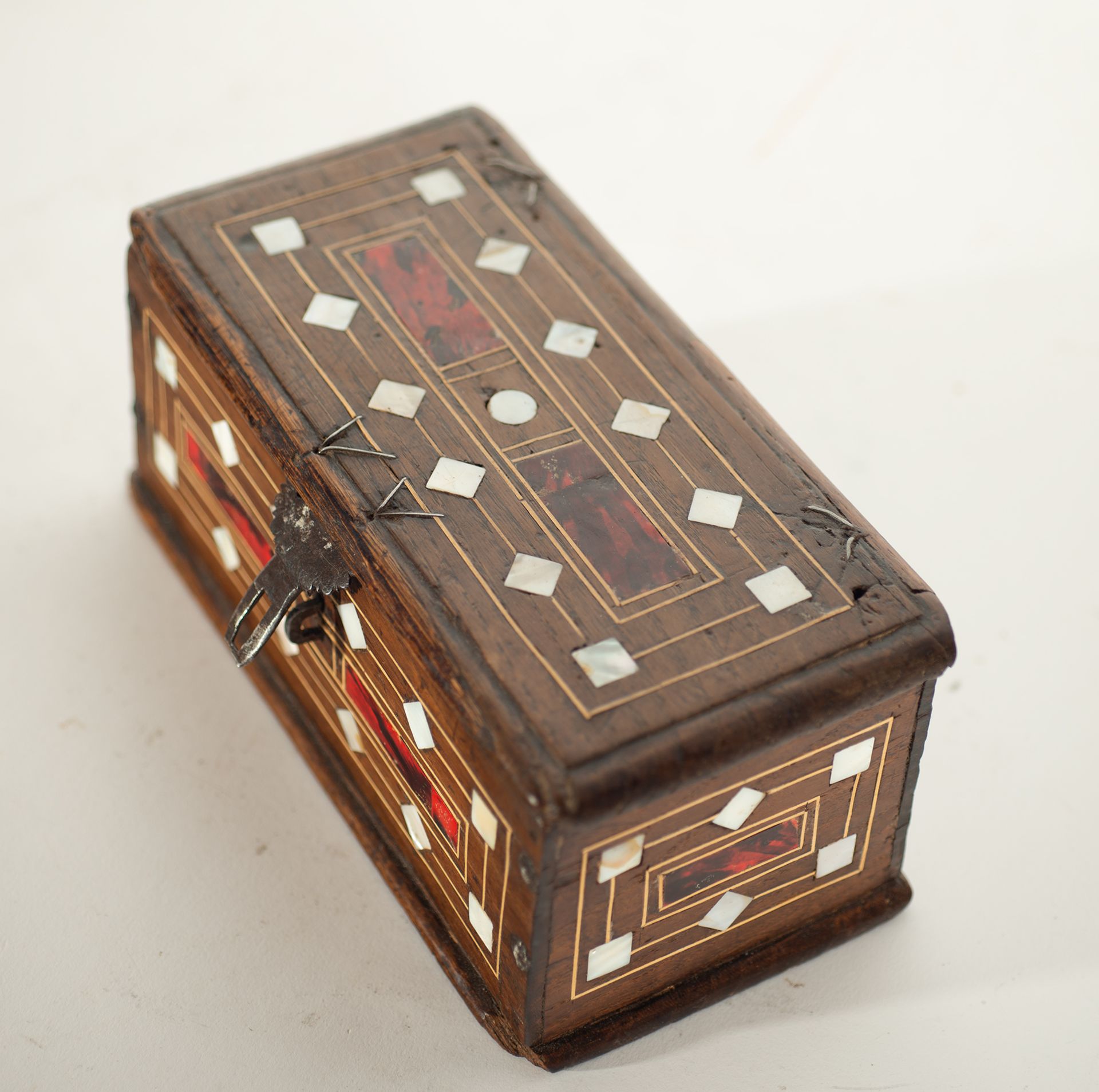 Cash box inlaid with mother-of-pearl, tortoiseshell and marquetry, Spanish school of the 18th-19th c - Image 3 of 4