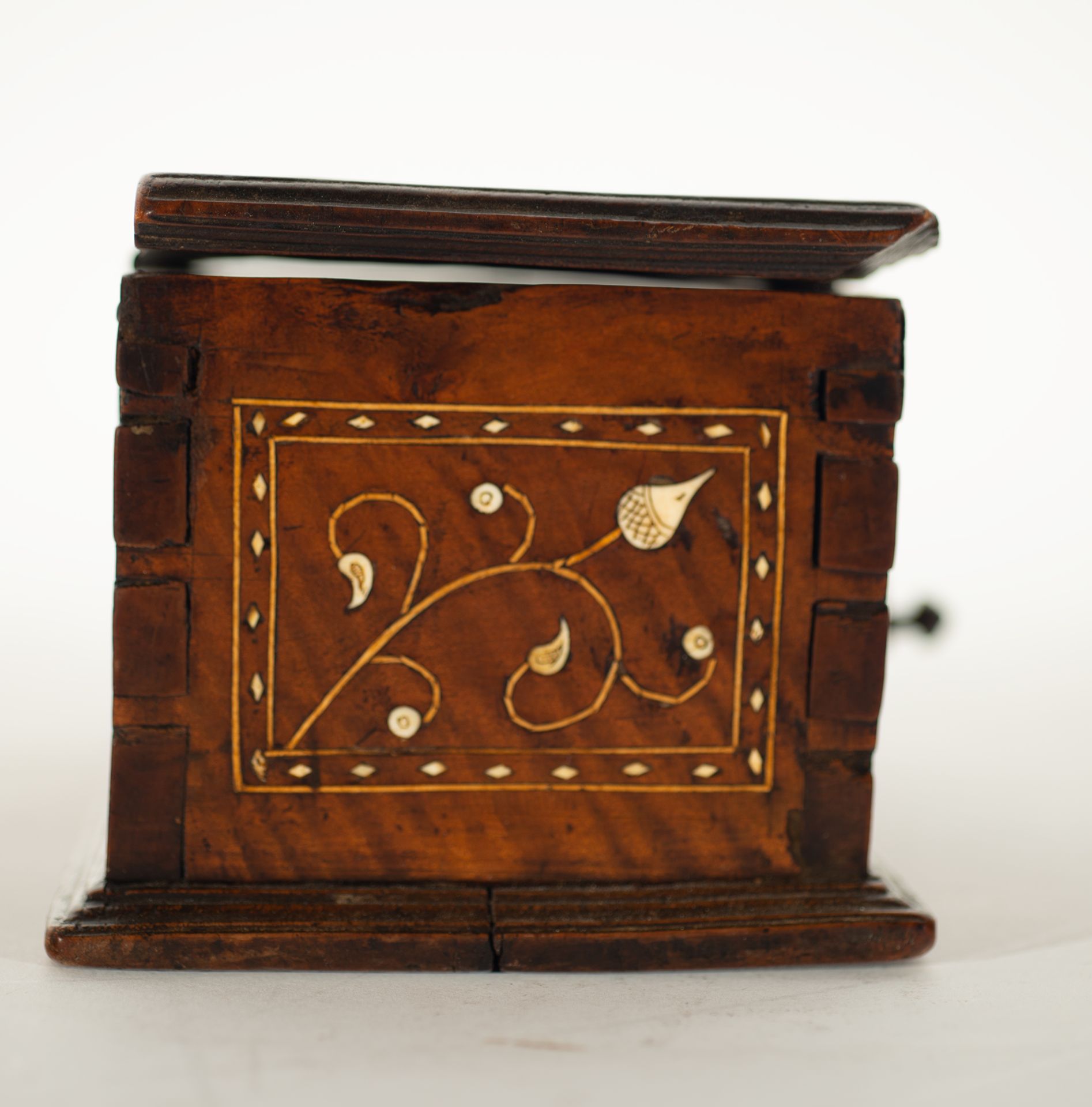 Plateresque style box in fruit wood and bone marquetry, Spanish school of the 19th - 20th centuries - Image 4 of 6