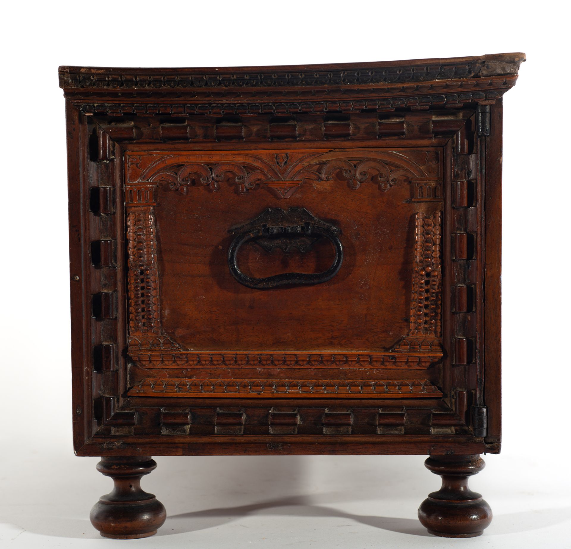 Exceptional plateresque chest in fruit wood, boxwood and marquetry, Spanish Renaissance, mid-16th ce - Image 3 of 13