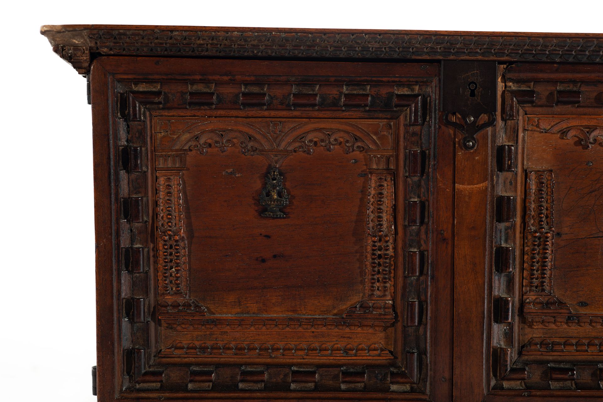 Exceptional plateresque chest in fruit wood, boxwood and marquetry, Spanish Renaissance, mid-16th ce - Image 6 of 13