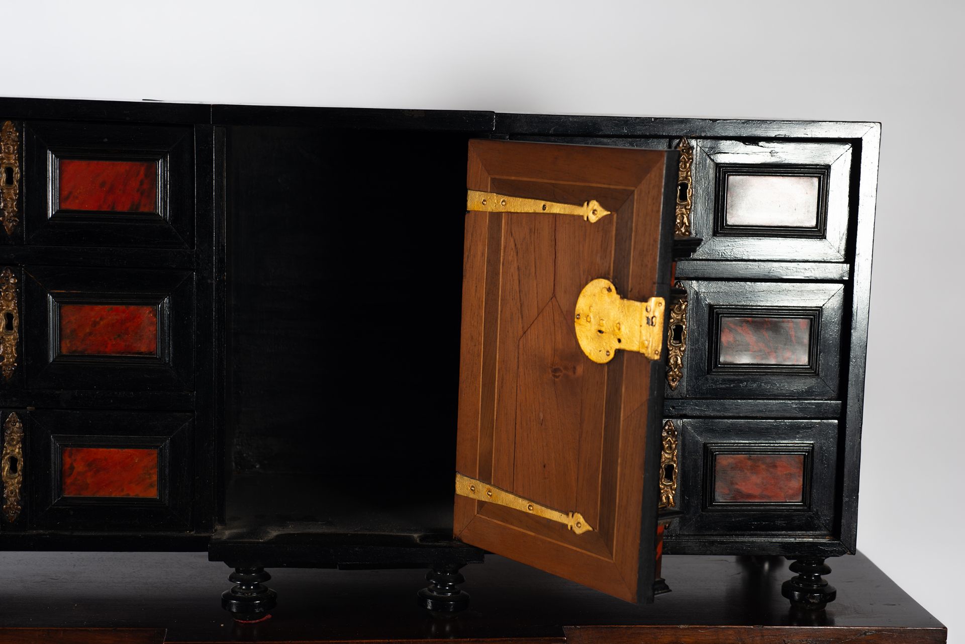 Italian cabinet in tortoiseshell and ebony marquetry, 17th - 18th centuries - Image 6 of 8