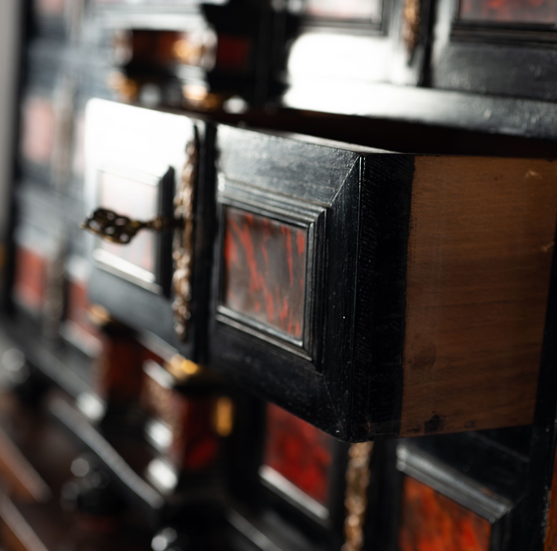 Italian cabinet in tortoiseshell and ebony marquetry, 17th - 18th centuries - Image 8 of 8