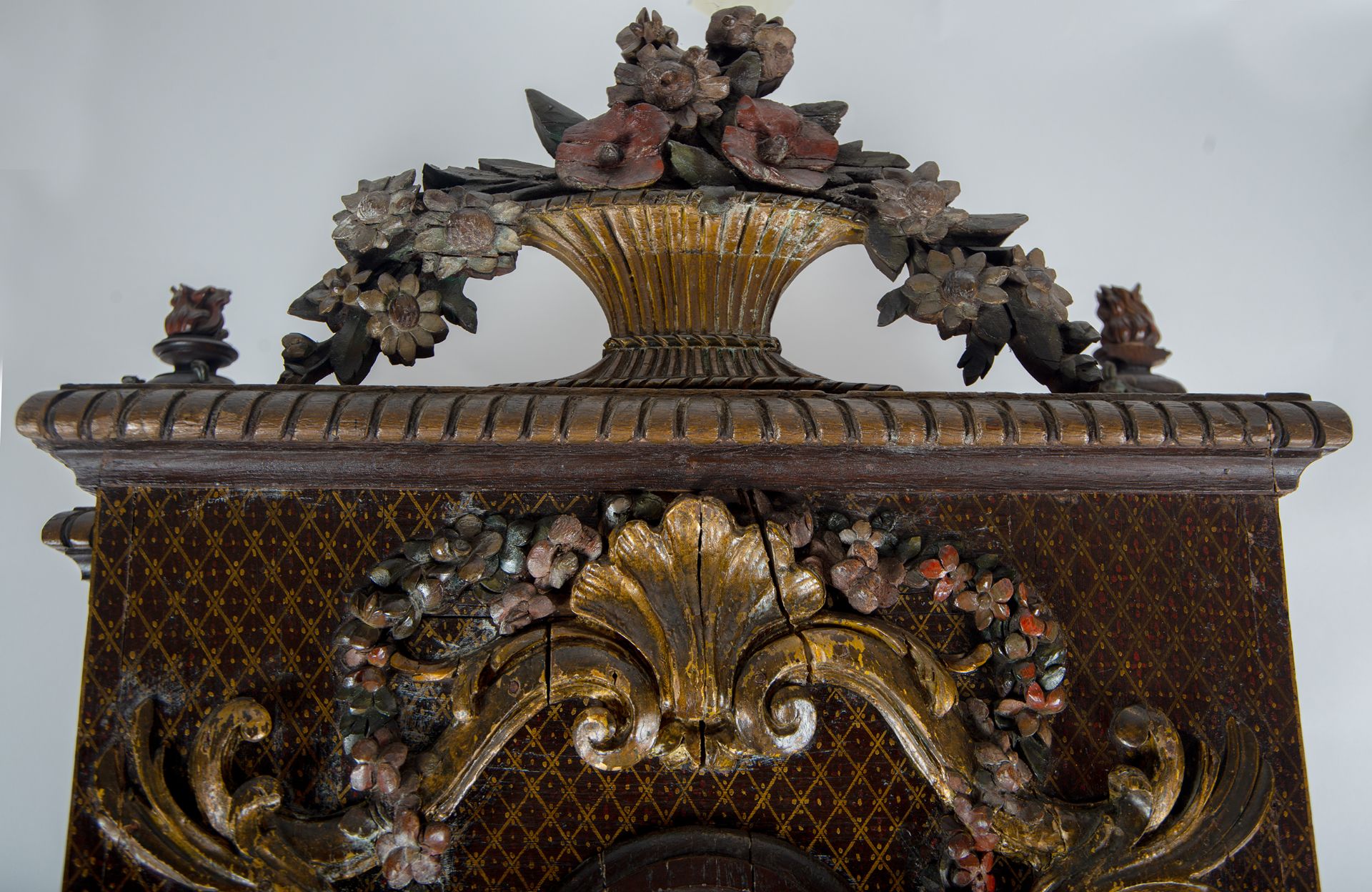Hand-painted Florentine console cabinet with flower garland motifs topped with a pair of polychrome  - Image 5 of 8