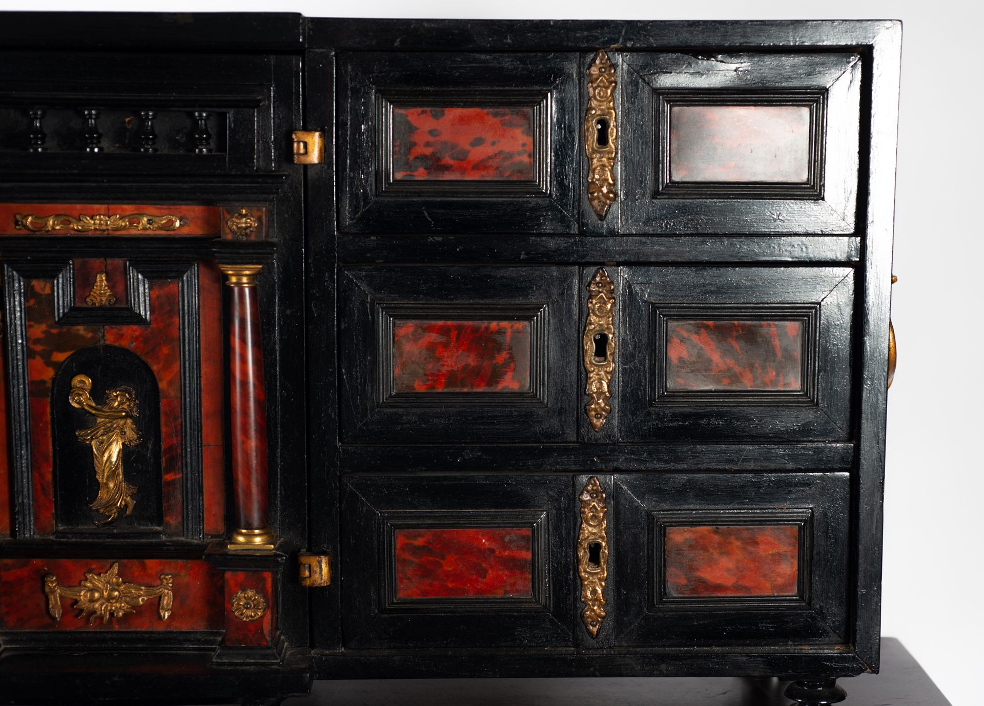 Italian cabinet in tortoiseshell and ebony marquetry, 17th - 18th centuries - Image 5 of 8