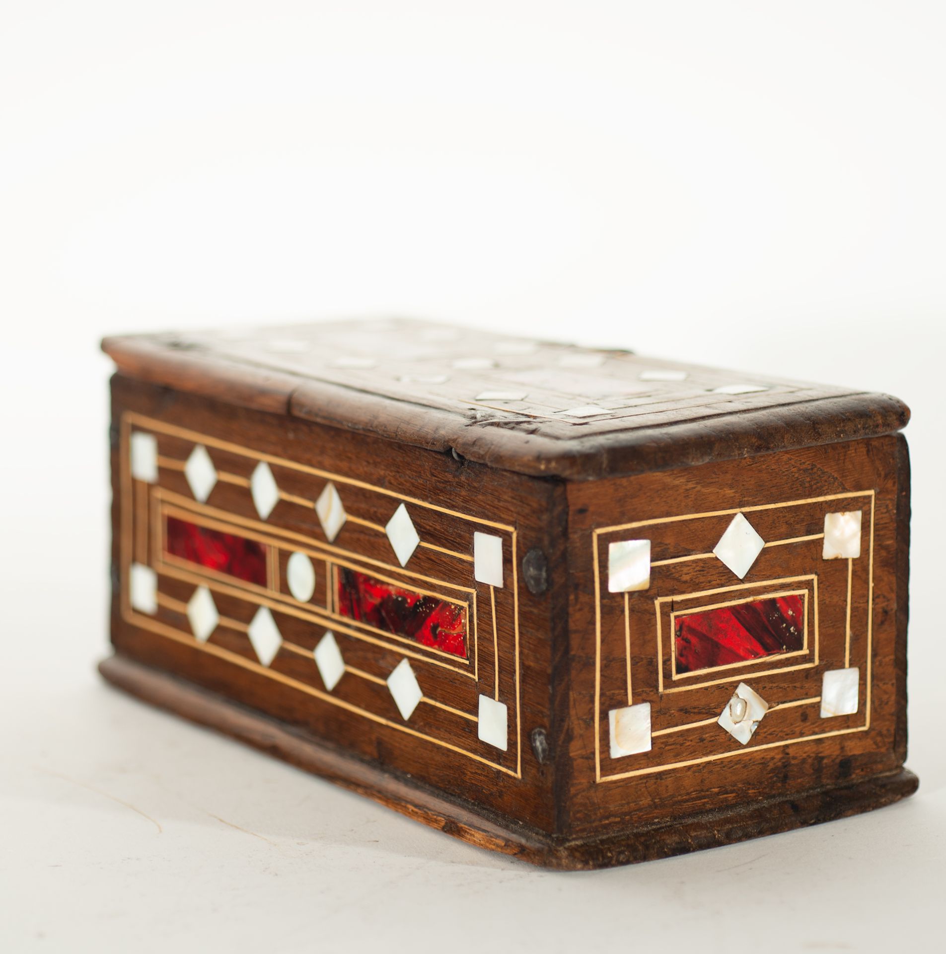 Cash box inlaid with mother-of-pearl, tortoiseshell and marquetry, Spanish school of the 18th-19th c - Image 2 of 4