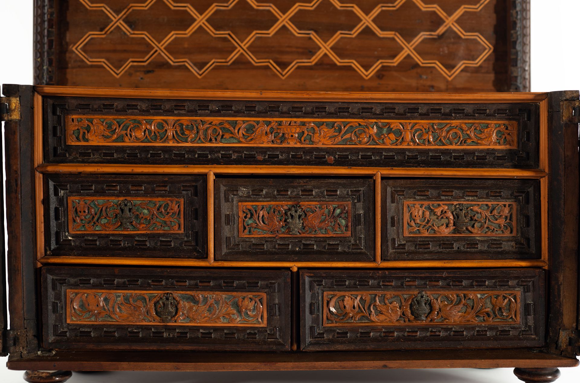 Exceptional plateresque chest in fruit wood, boxwood and marquetry, Spanish Renaissance, mid-16th ce - Image 11 of 13