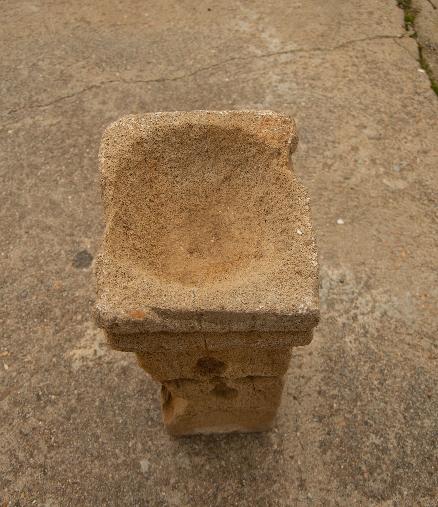 Romanesque font with a carved cross central motif, possibly 13th century - Bild 5 aus 6