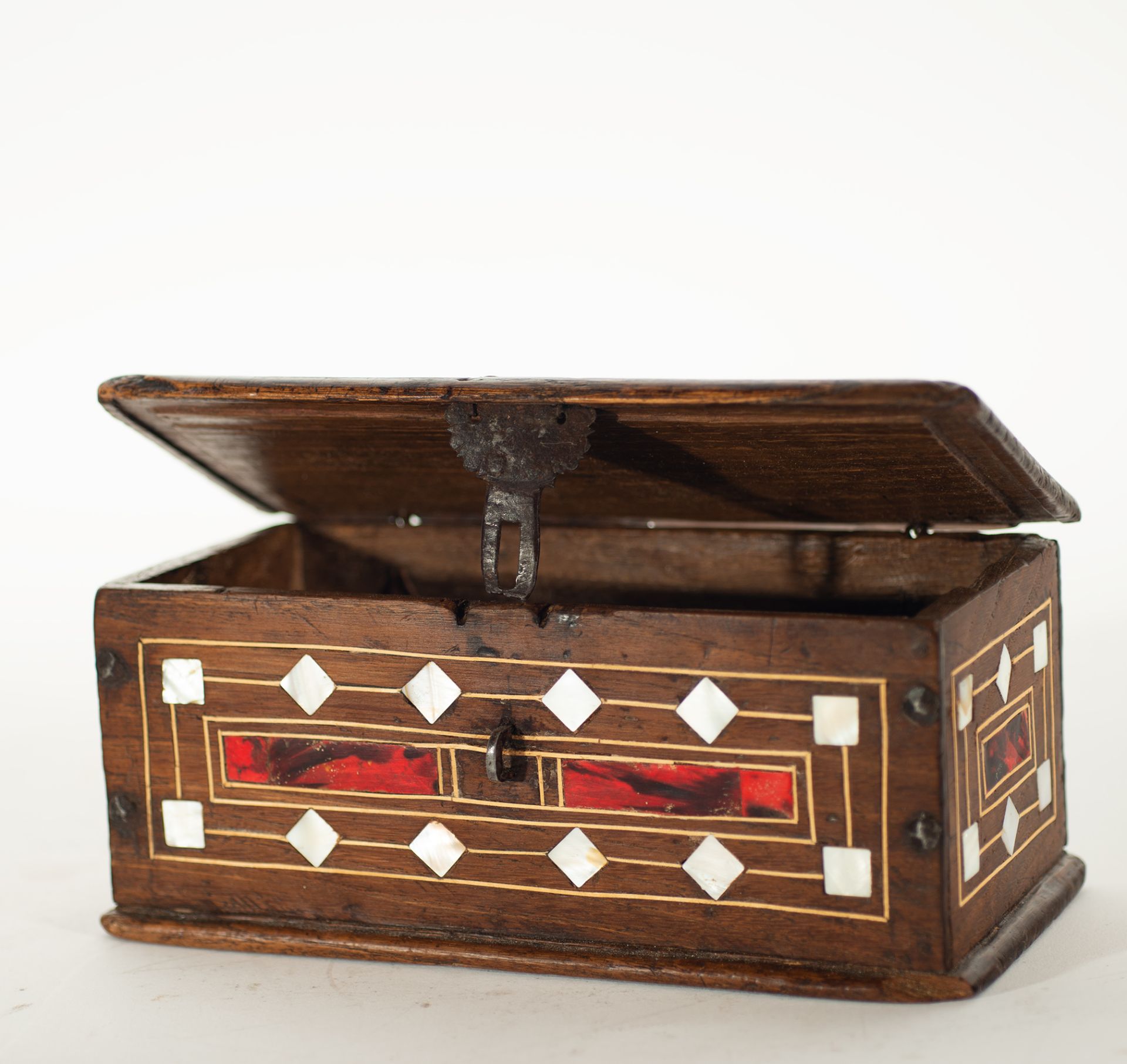 Cash box inlaid with mother-of-pearl, tortoiseshell and marquetry, Spanish school of the 18th-19th c - Image 4 of 4