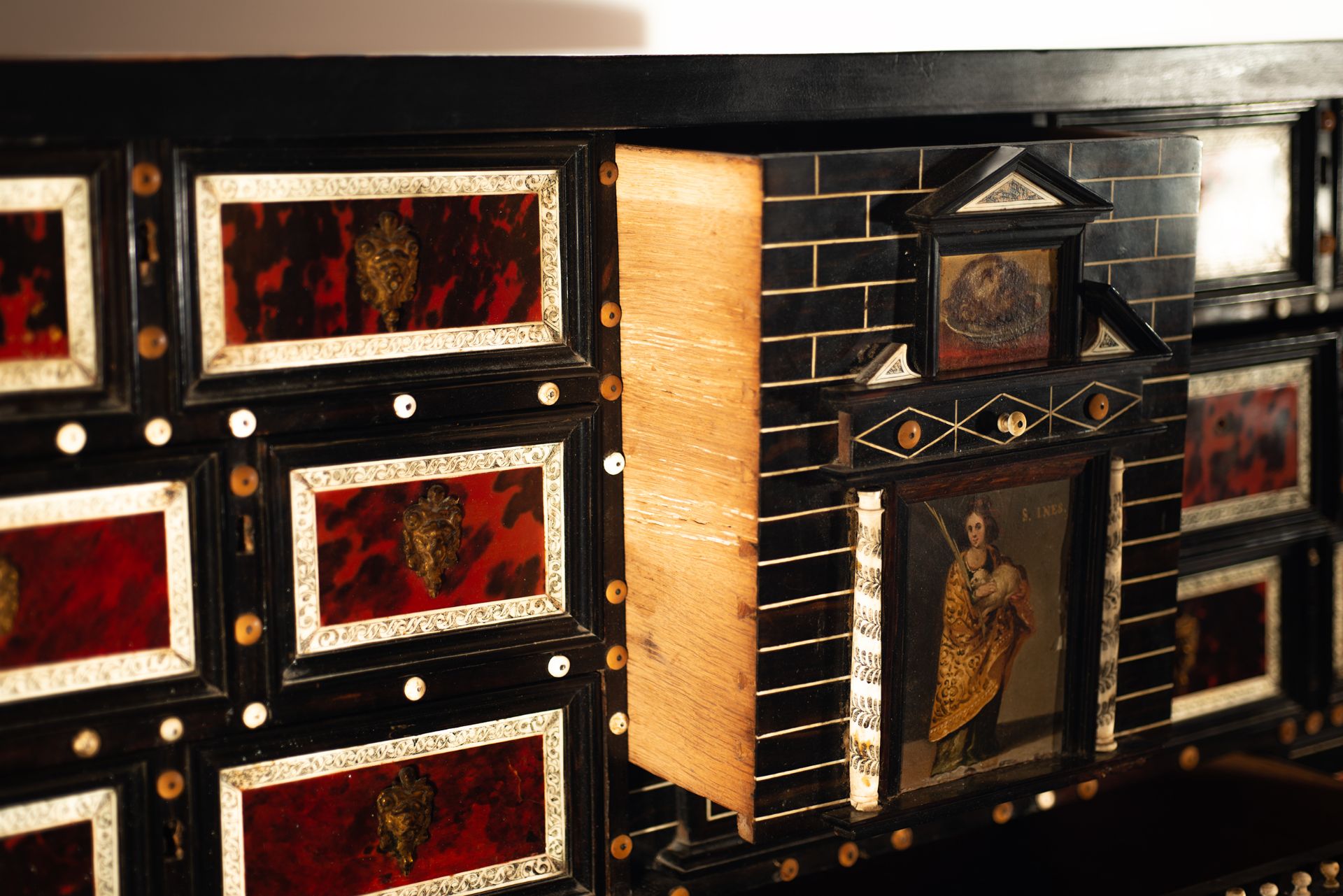 Important Spanish cabinet in tortoiseshell and bone marquetry, with plates finished in oil. Spain, 1 - Image 11 of 13