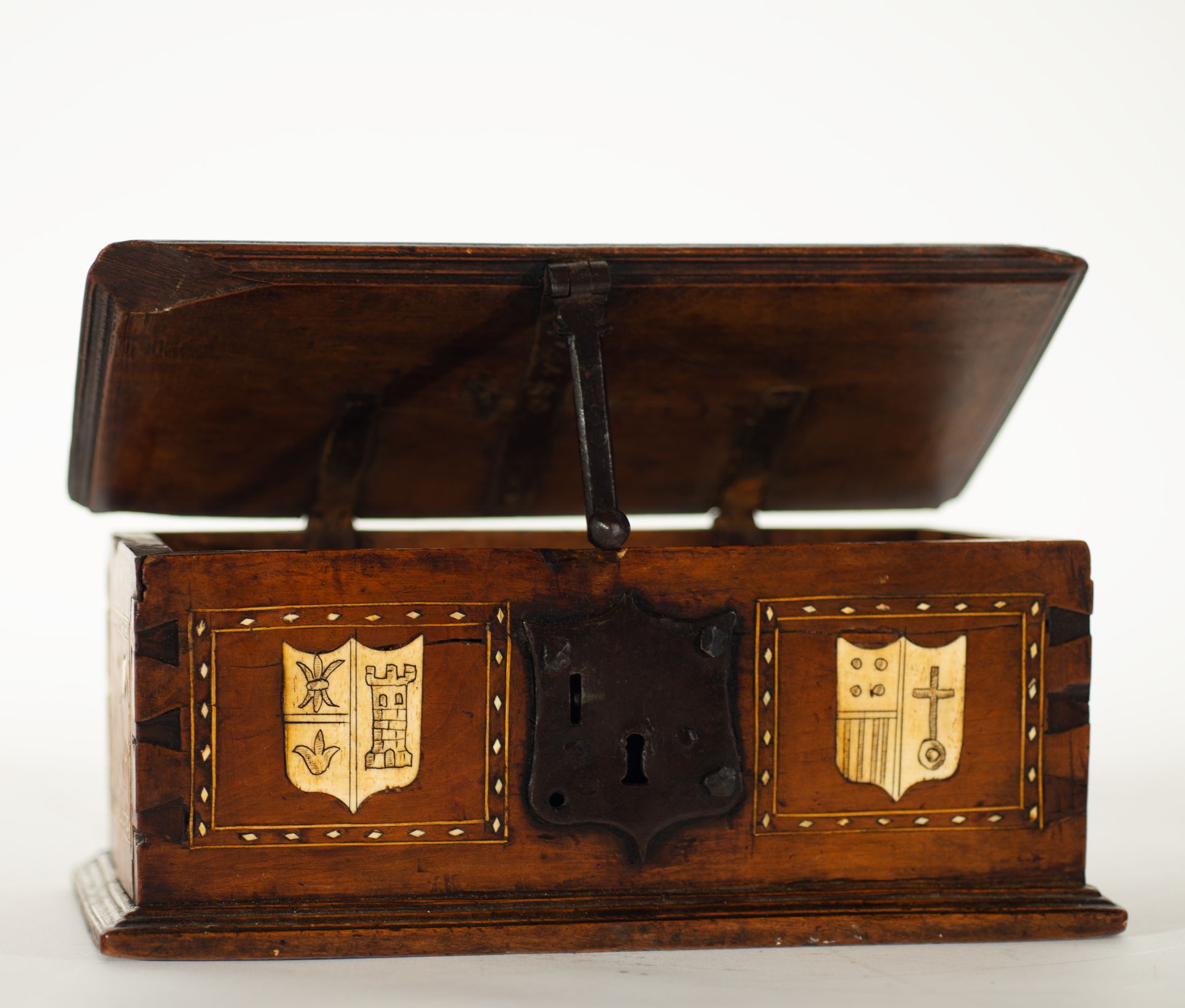 Plateresque style box in fruit wood and bone marquetry, Spanish school of the 19th - 20th centuries