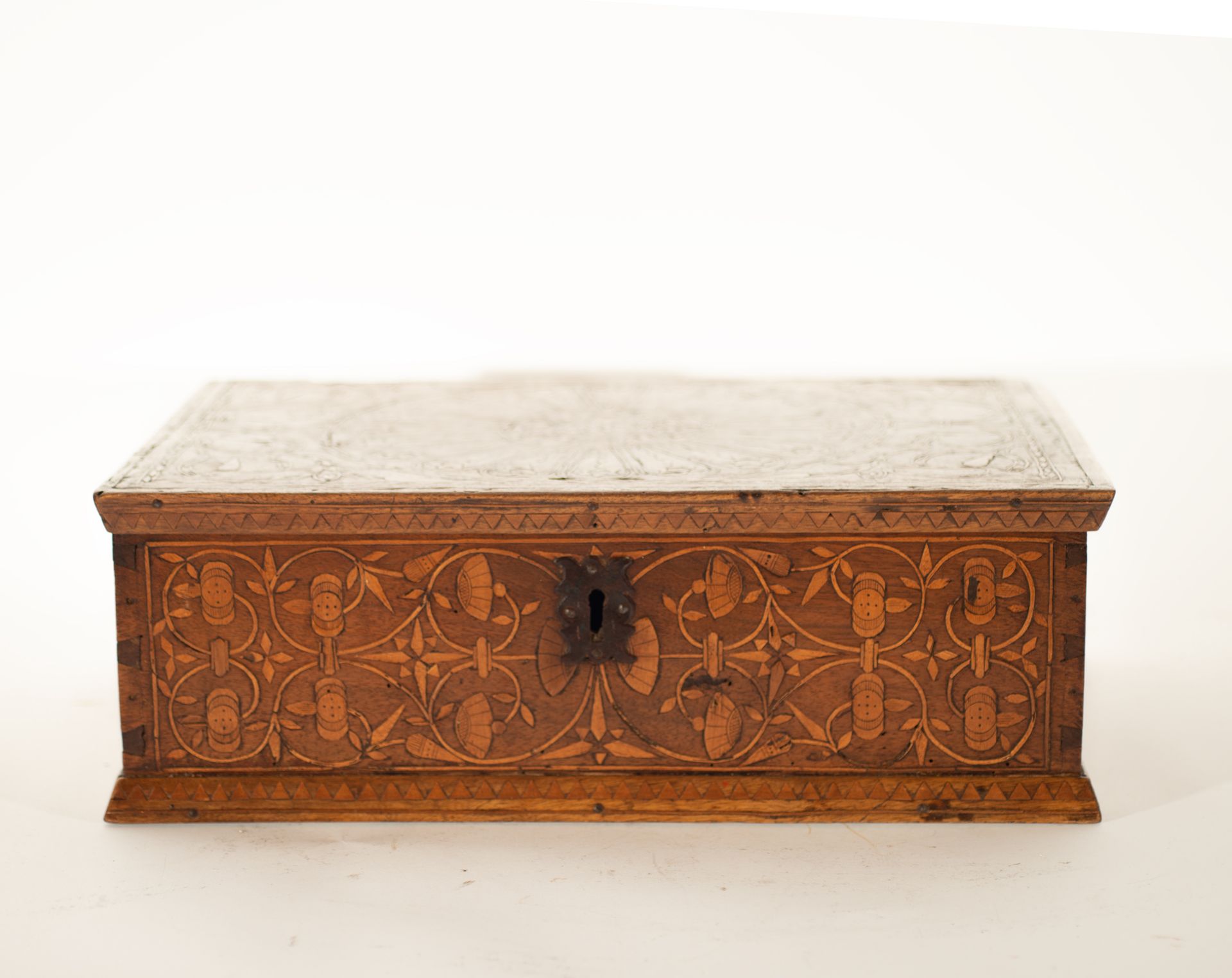 Astur-Leonese box in cedar with fruit marquetry, 17th century