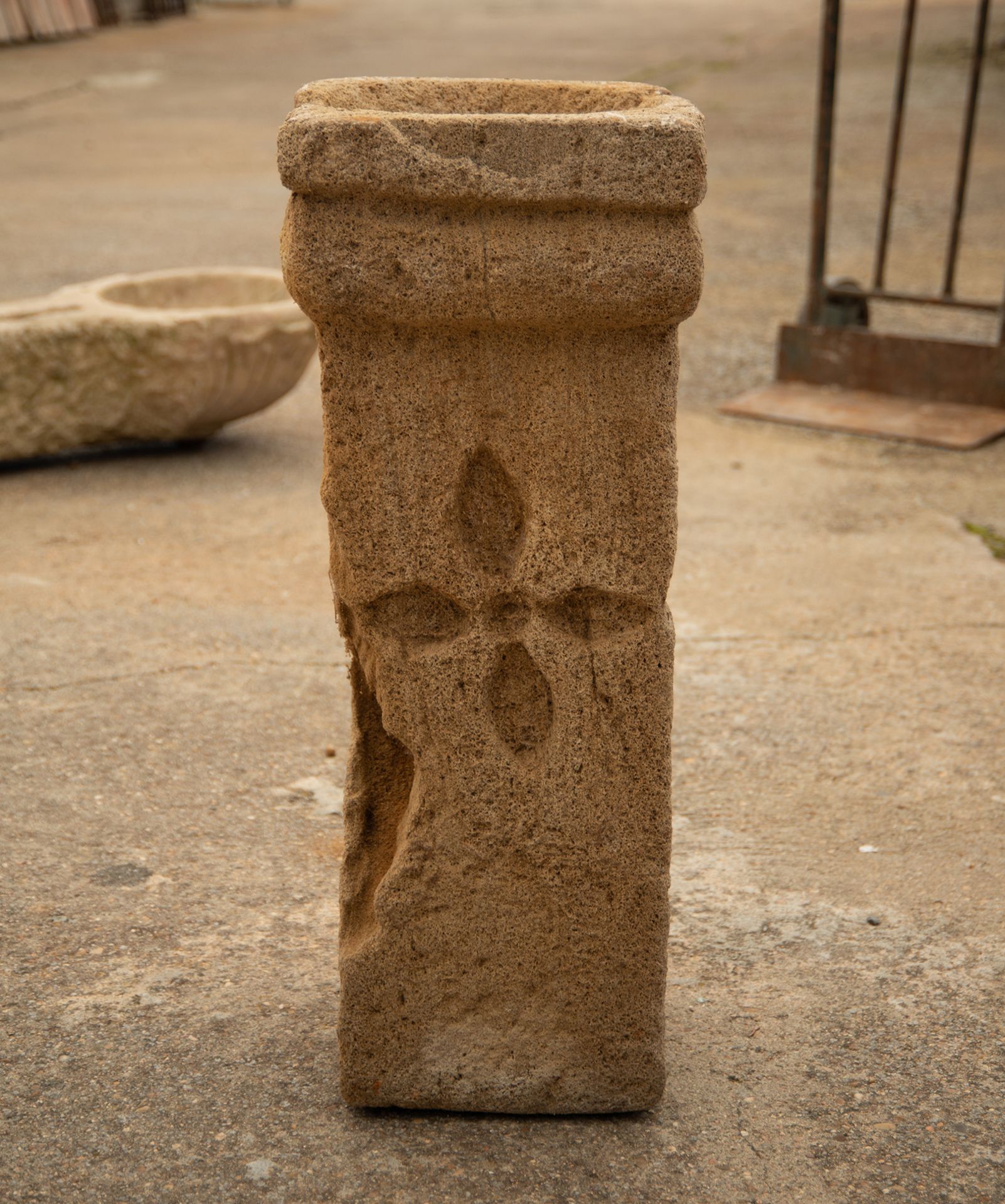 Romanesque font with a carved cross central motif, possibly 13th century - Bild 4 aus 6