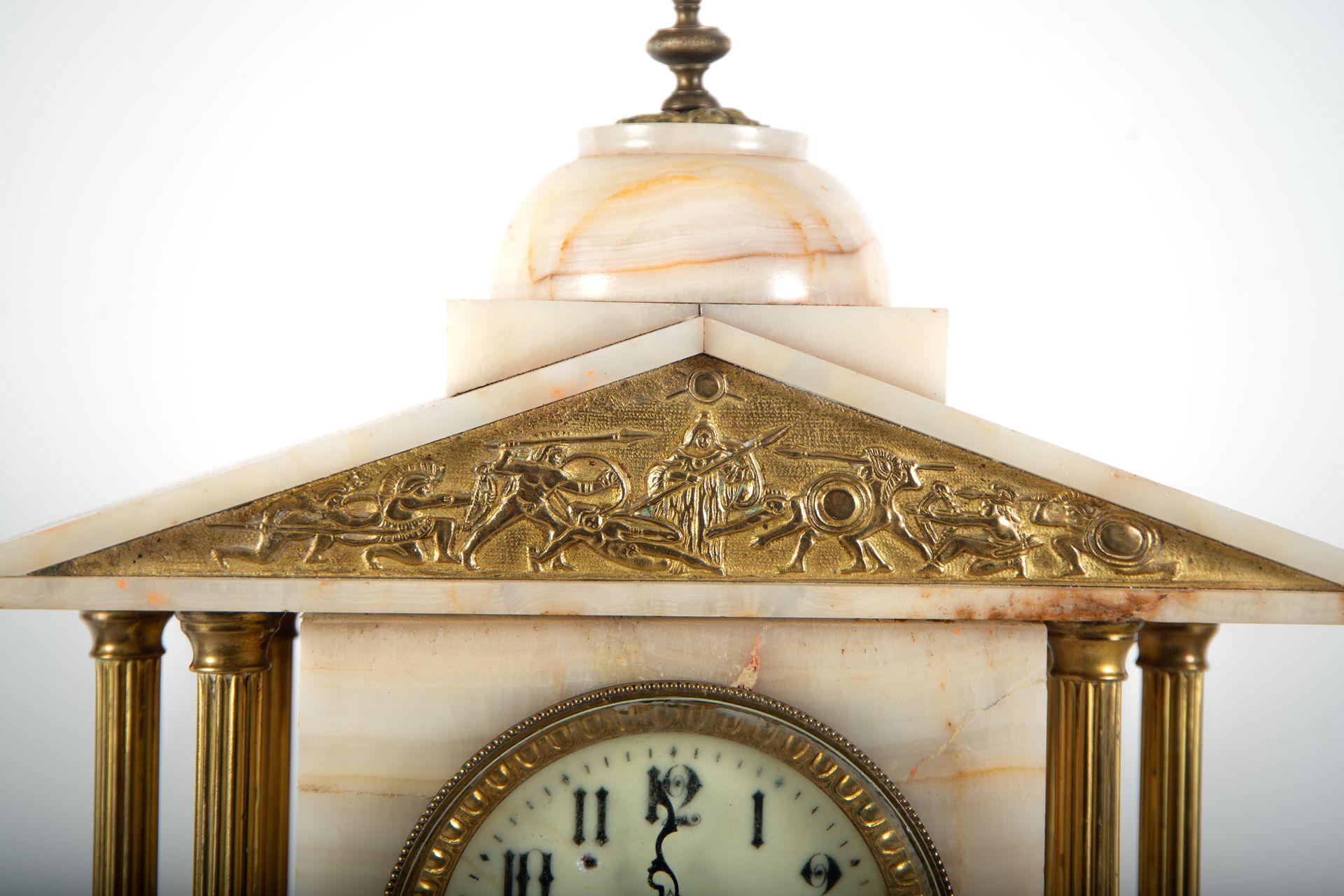 Alabaster garniture, circa 1890 - 1900, with a pair of temples and columns in gilt bronze - Bild 3 aus 7