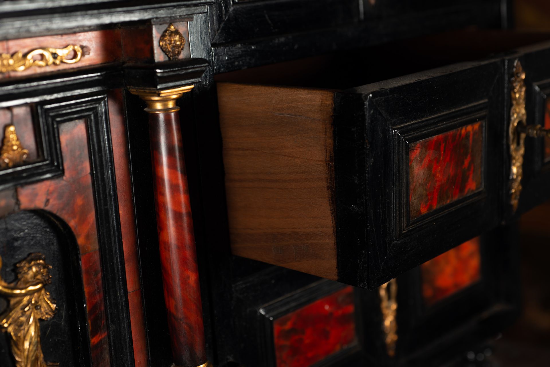 Italian cabinet in tortoiseshell and ebony marquetry, 17th - 18th centuries - Image 7 of 8