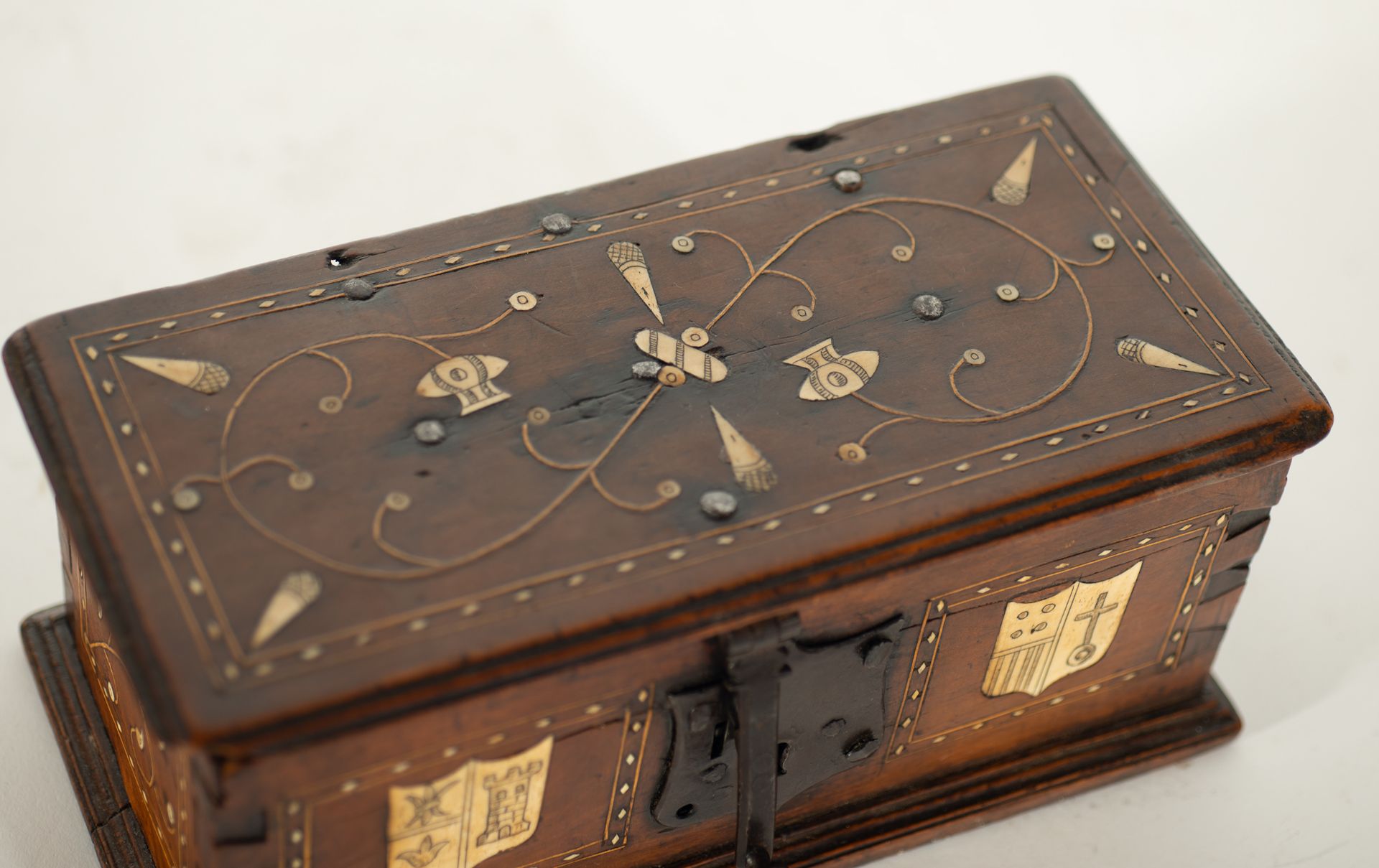 Plateresque style box in fruit wood and bone marquetry, Spanish school of the 19th - 20th centuries - Image 3 of 6