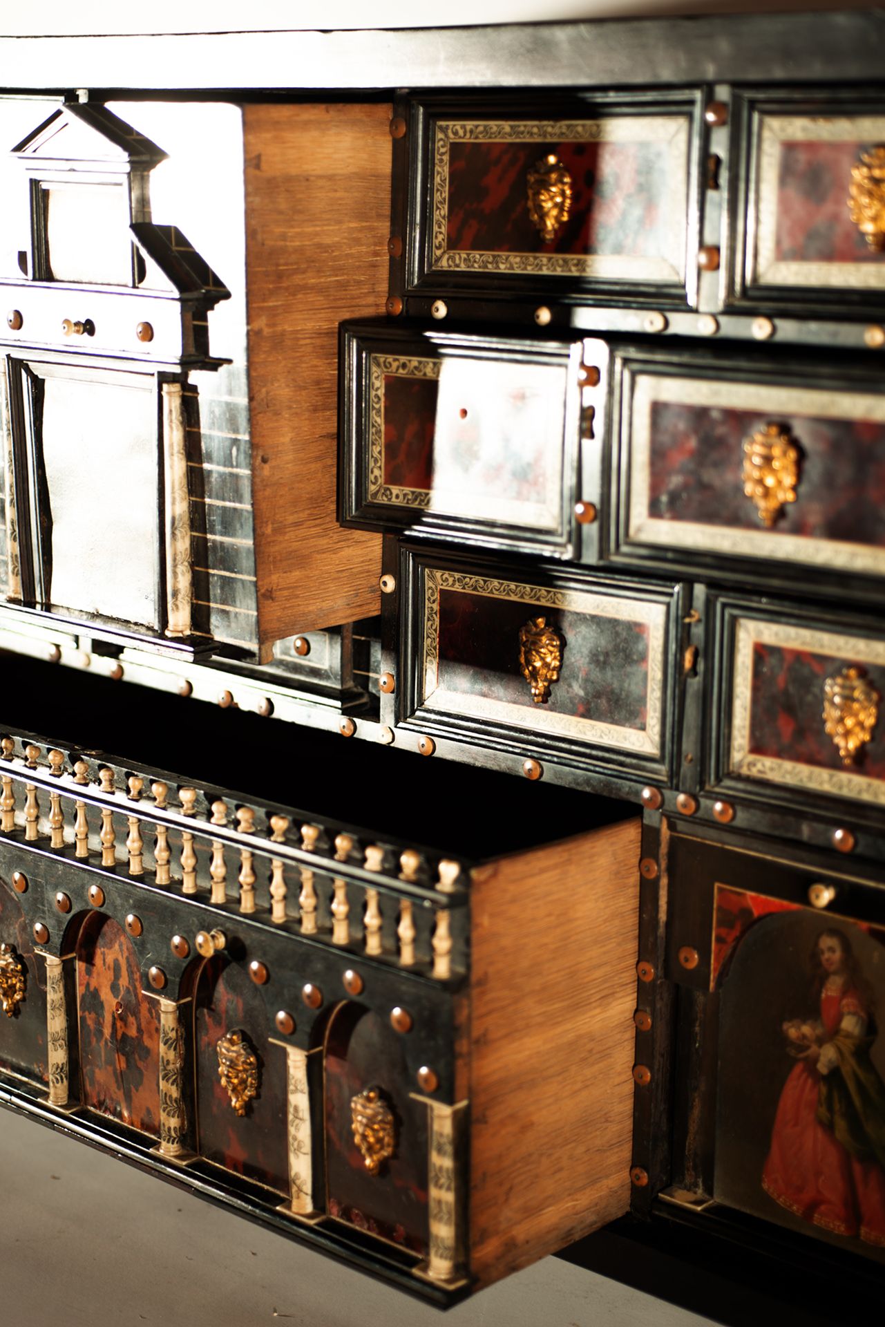 Important Spanish cabinet in tortoiseshell and bone marquetry, with plates finished in oil. Spain, 1 - Image 10 of 13