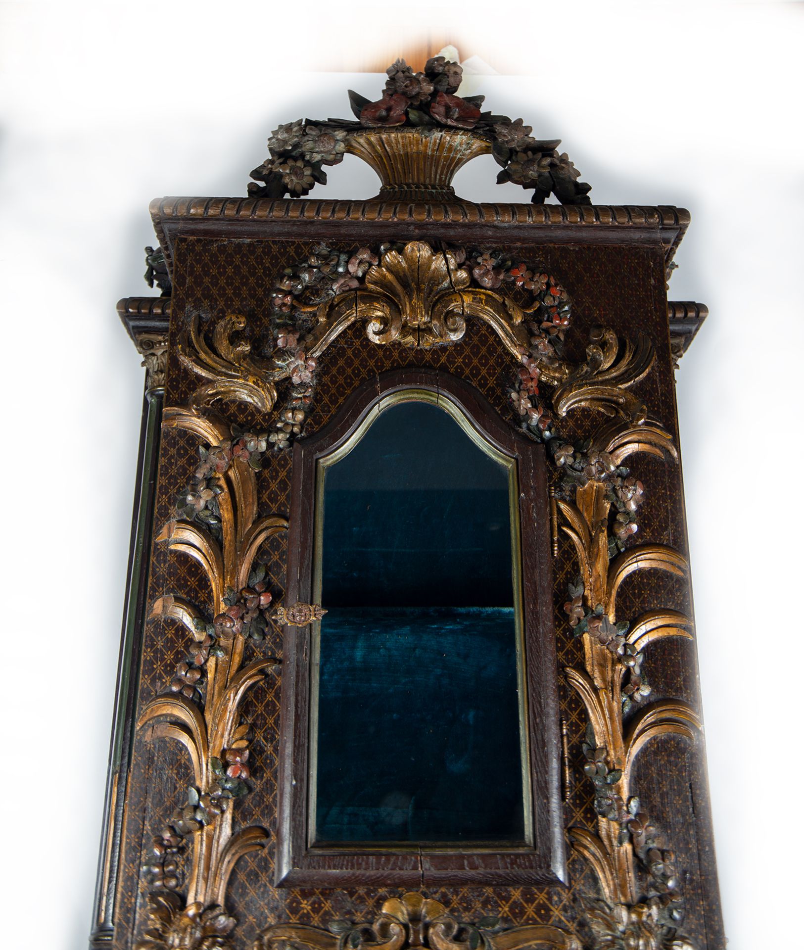 Hand-painted Florentine console cabinet with flower garland motifs topped with a pair of polychrome  - Image 4 of 8