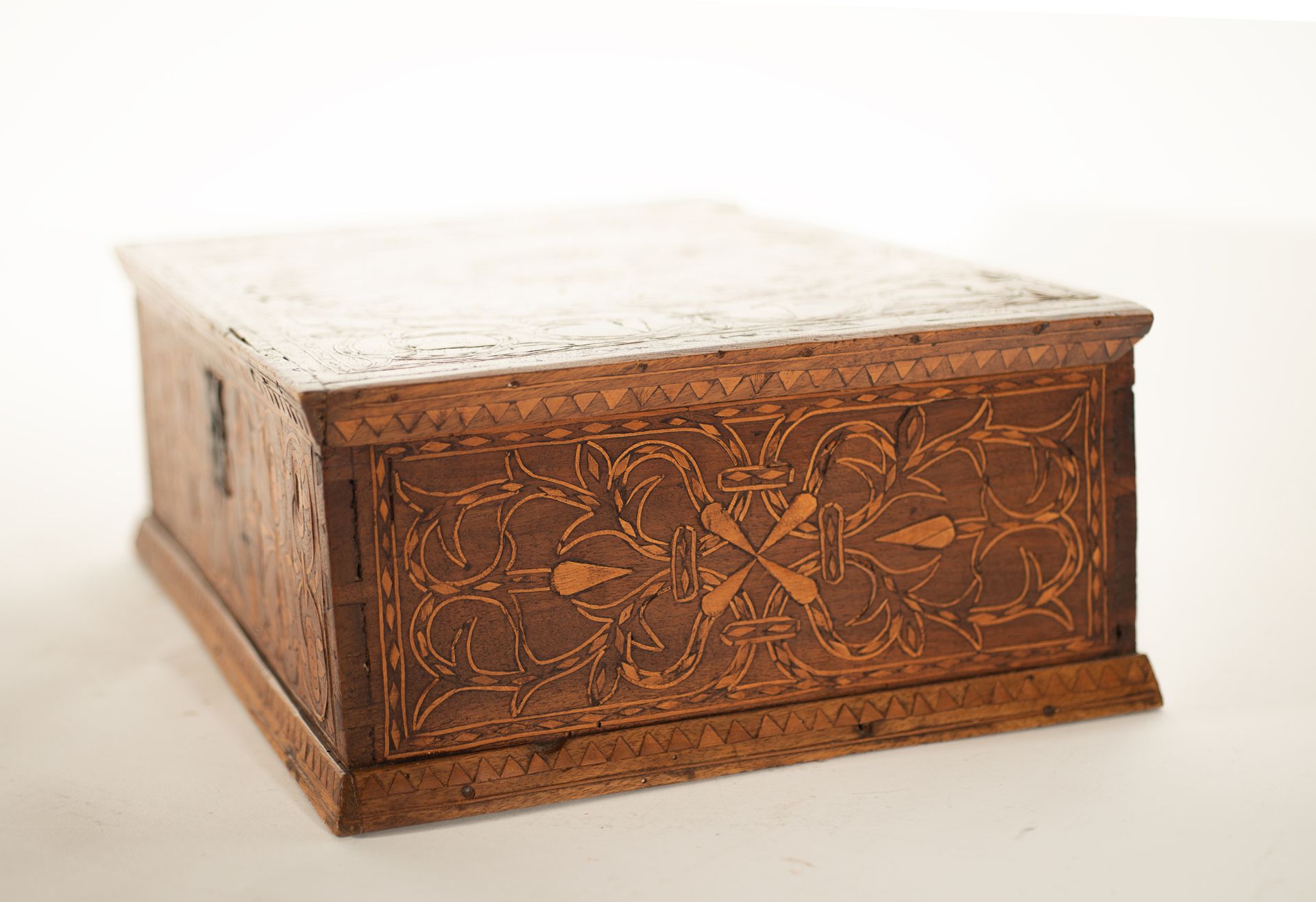 Astur-Leonese box in cedar with fruit marquetry, 17th century - Bild 3 aus 6