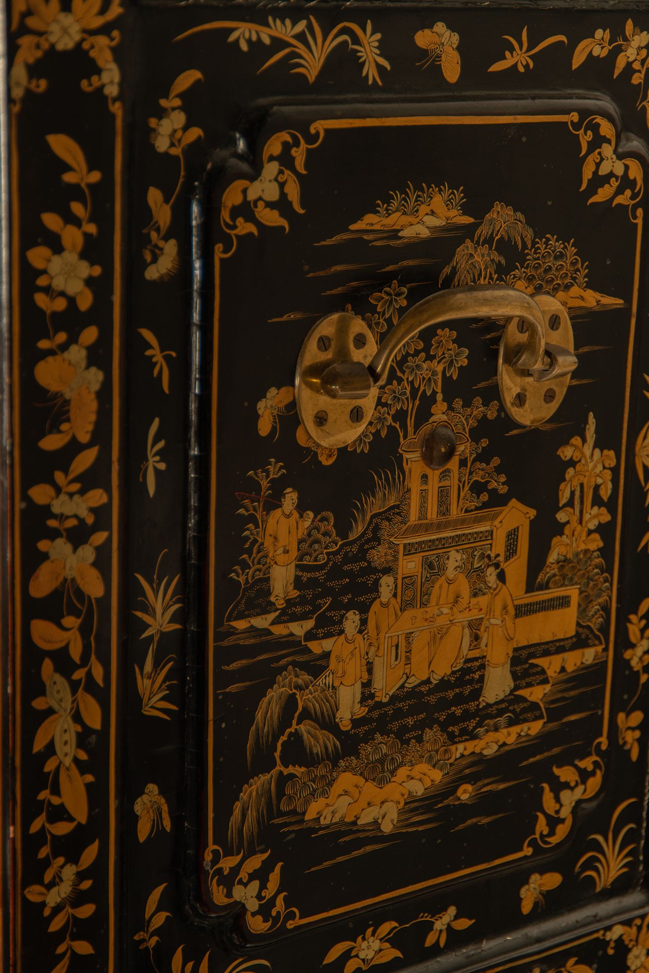 Important Cantonese Commode in lacquered, gilt and polychrome wood, Cantonese work for export, China - Bild 10 aus 13