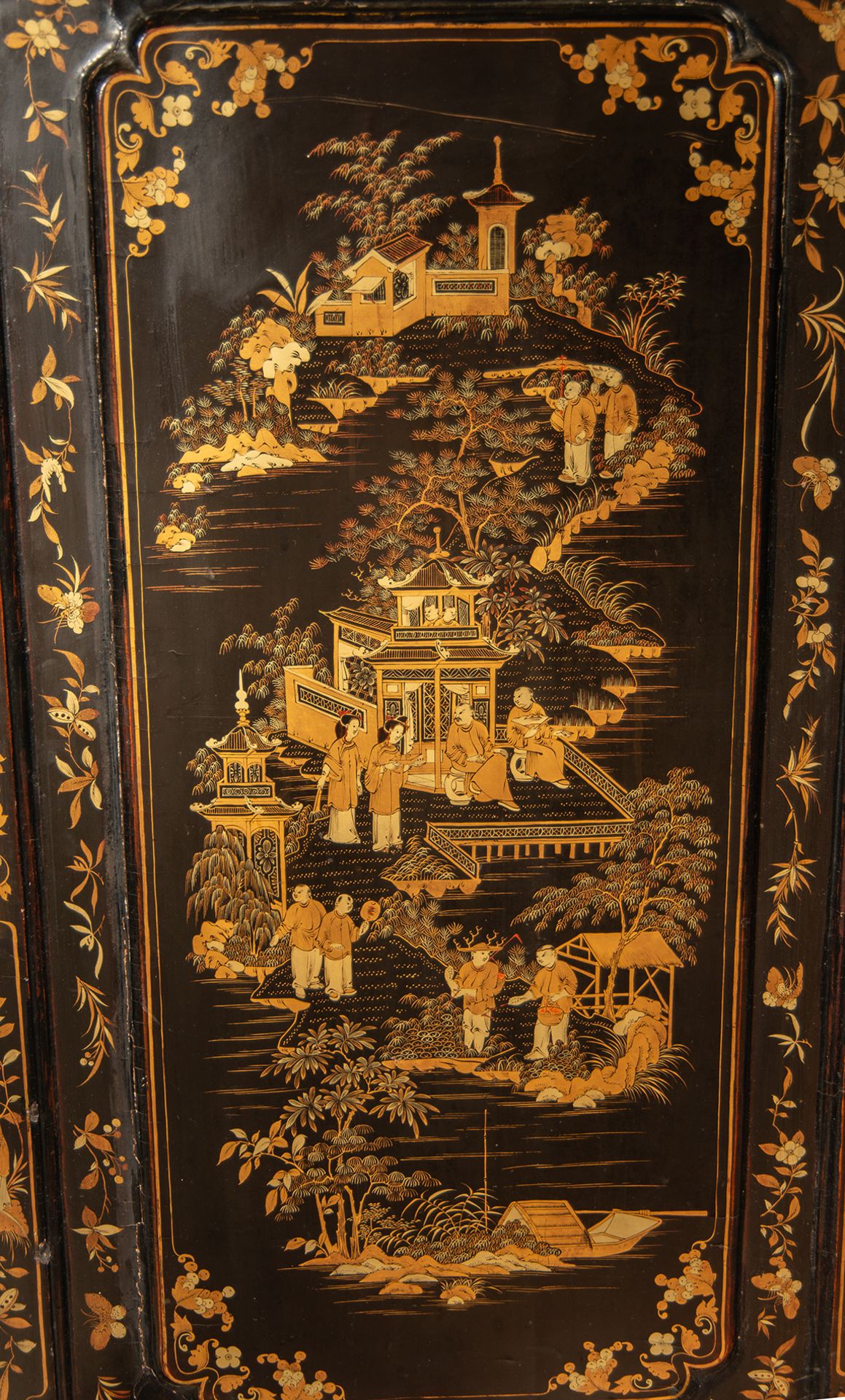 Important Cantonese Commode in lacquered, gilt and polychrome wood, Cantonese work for export, China - Image 8 of 13