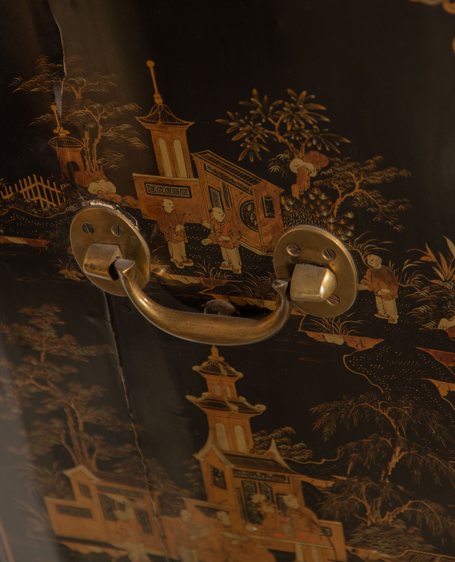 Important Cantonese Commode in lacquered, gilt and polychrome wood, Cantonese work for export, China - Bild 12 aus 13