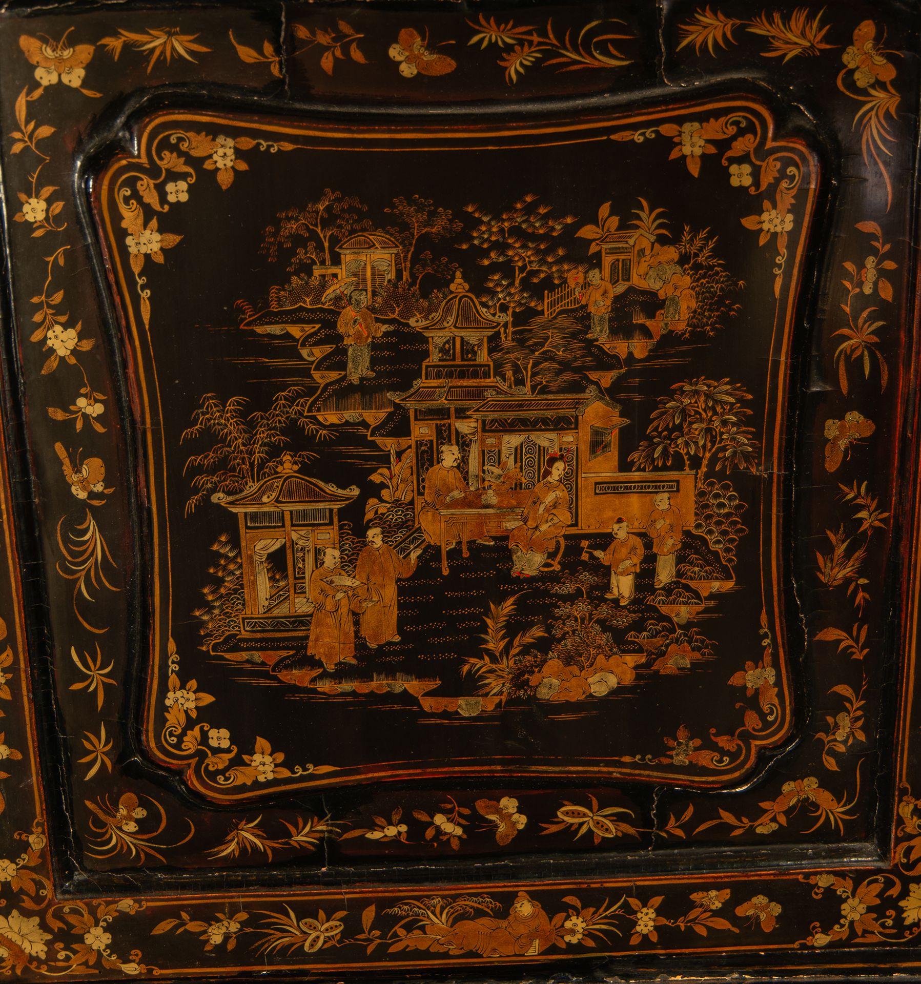 Important Cantonese Commode in lacquered, gilt and polychrome wood, Cantonese work for export, China - Image 5 of 13