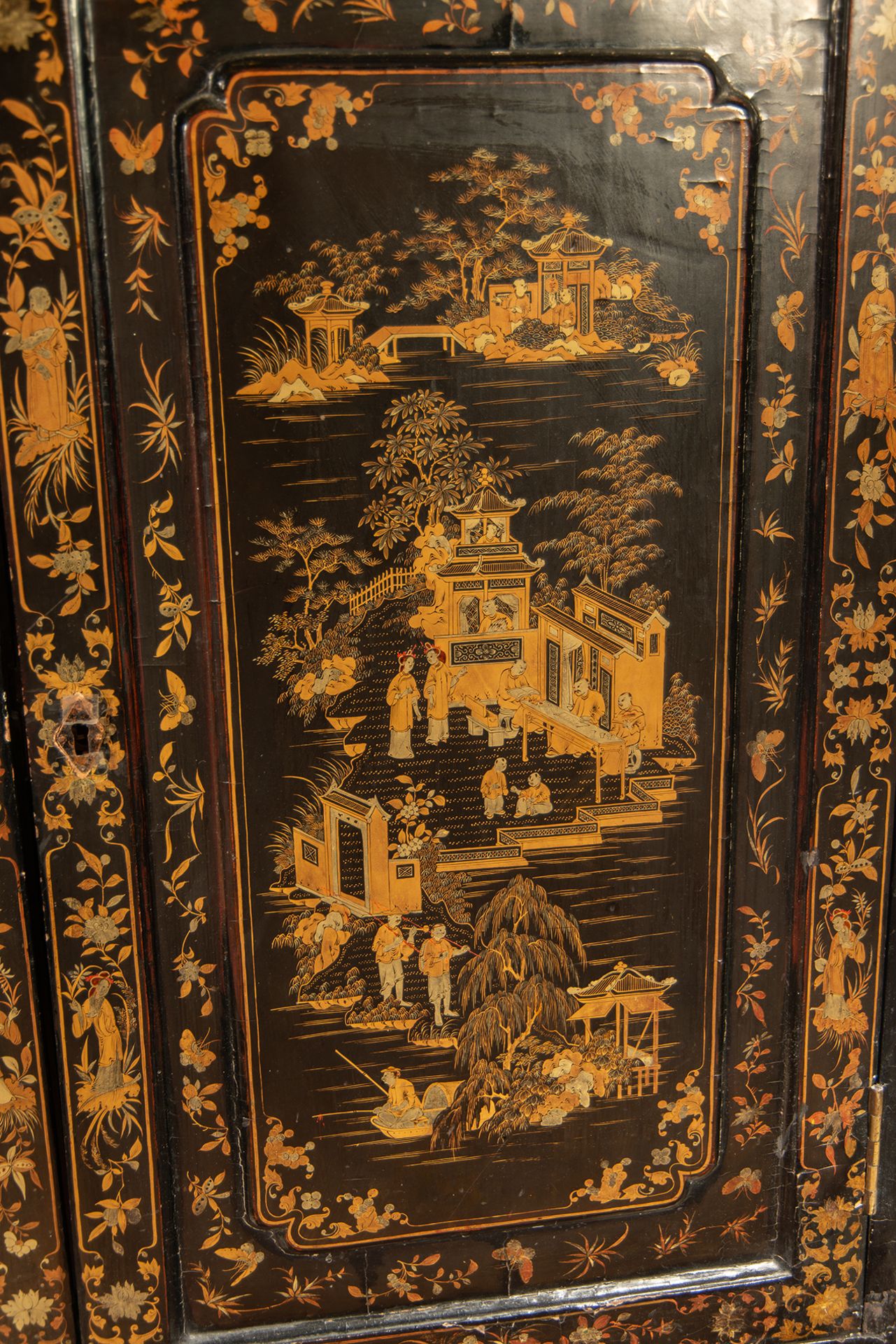 Important Cantonese Commode in lacquered, gilt and polychrome wood, Cantonese work for export, China - Image 9 of 13