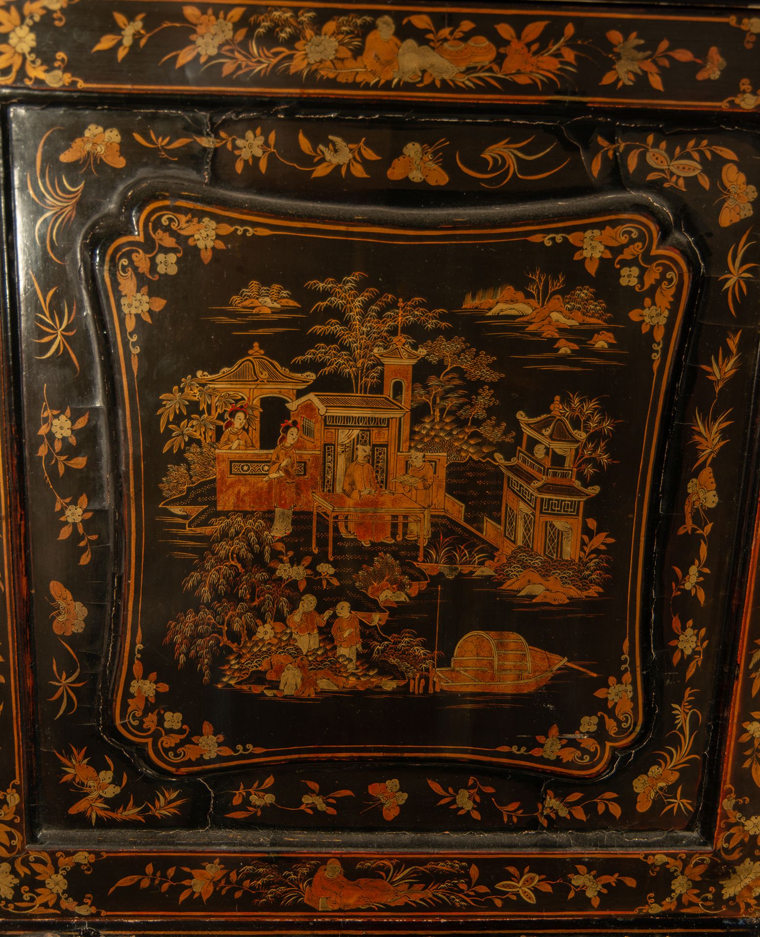 Important Cantonese Commode in lacquered, gilt and polychrome wood, Cantonese work for export, China - Image 6 of 13