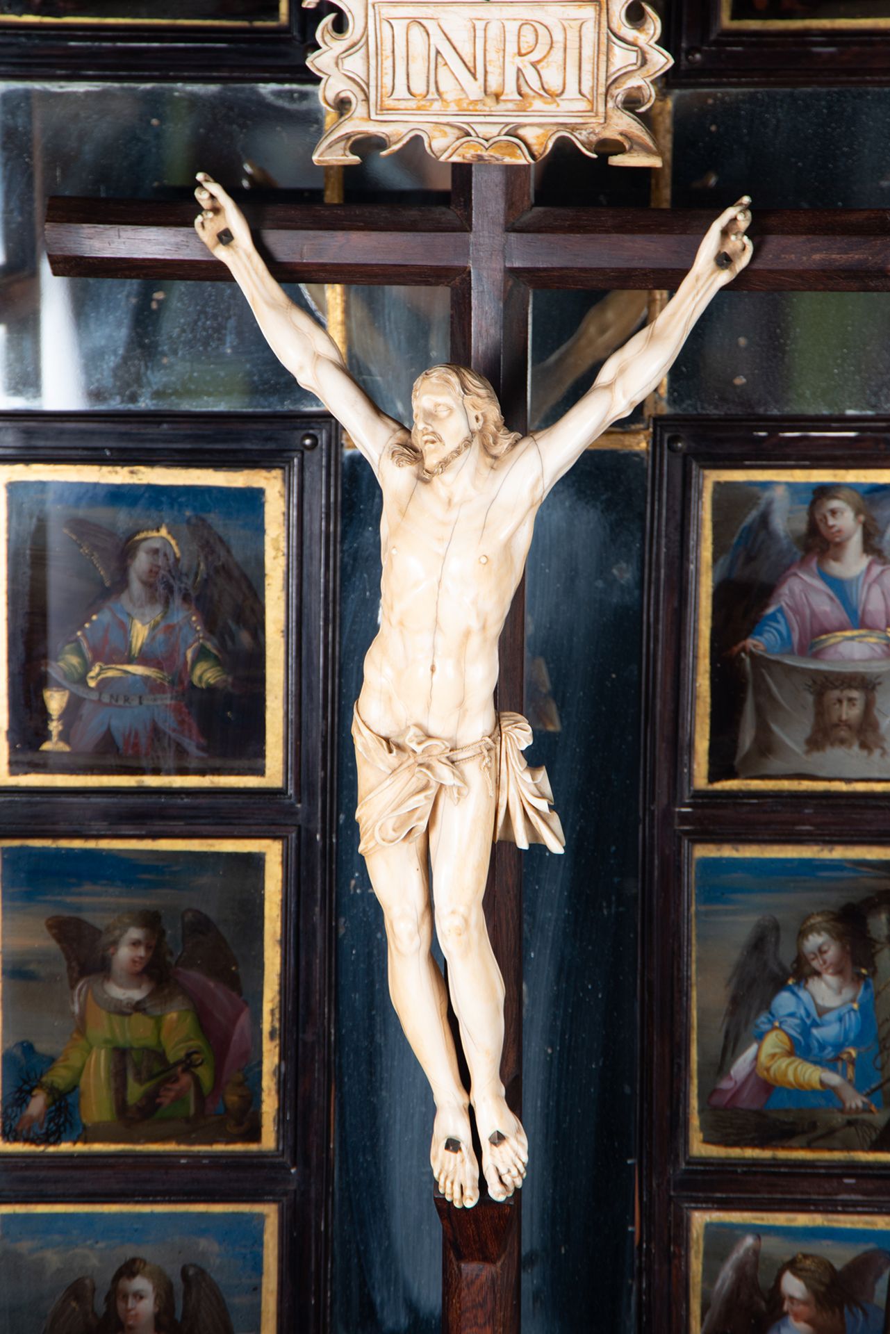 Large Neapolitan Christ in Painted Glass Niche, 17th - 18th centuries - Image 3 of 17