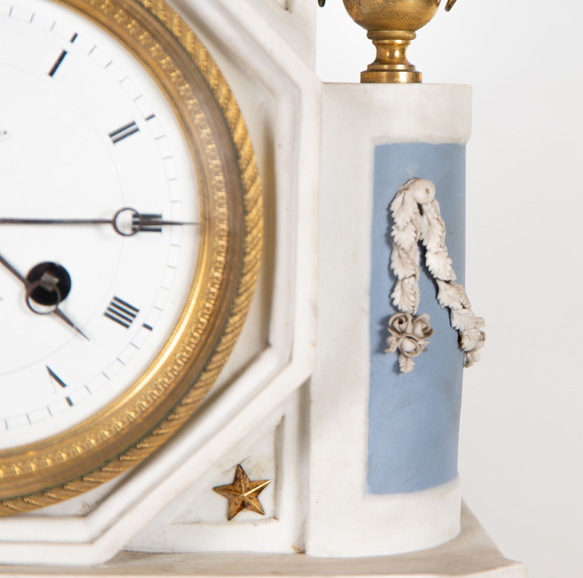 Empire Style Clock in Wedgwood porcelain and gilt bronze, 19th century French school - Image 5 of 11