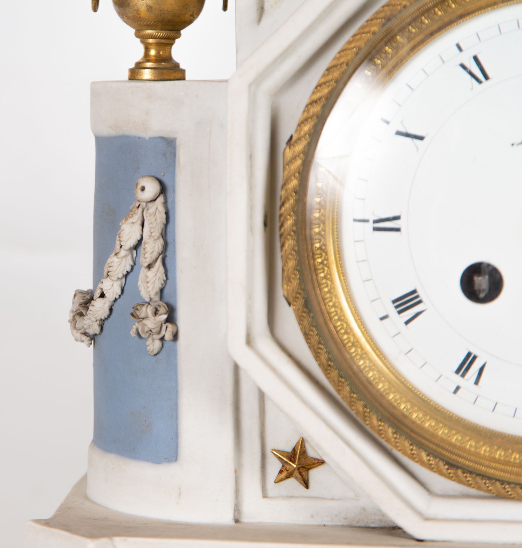 Empire Style Clock in Wedgwood porcelain and gilt bronze, 19th century French school - Image 4 of 11