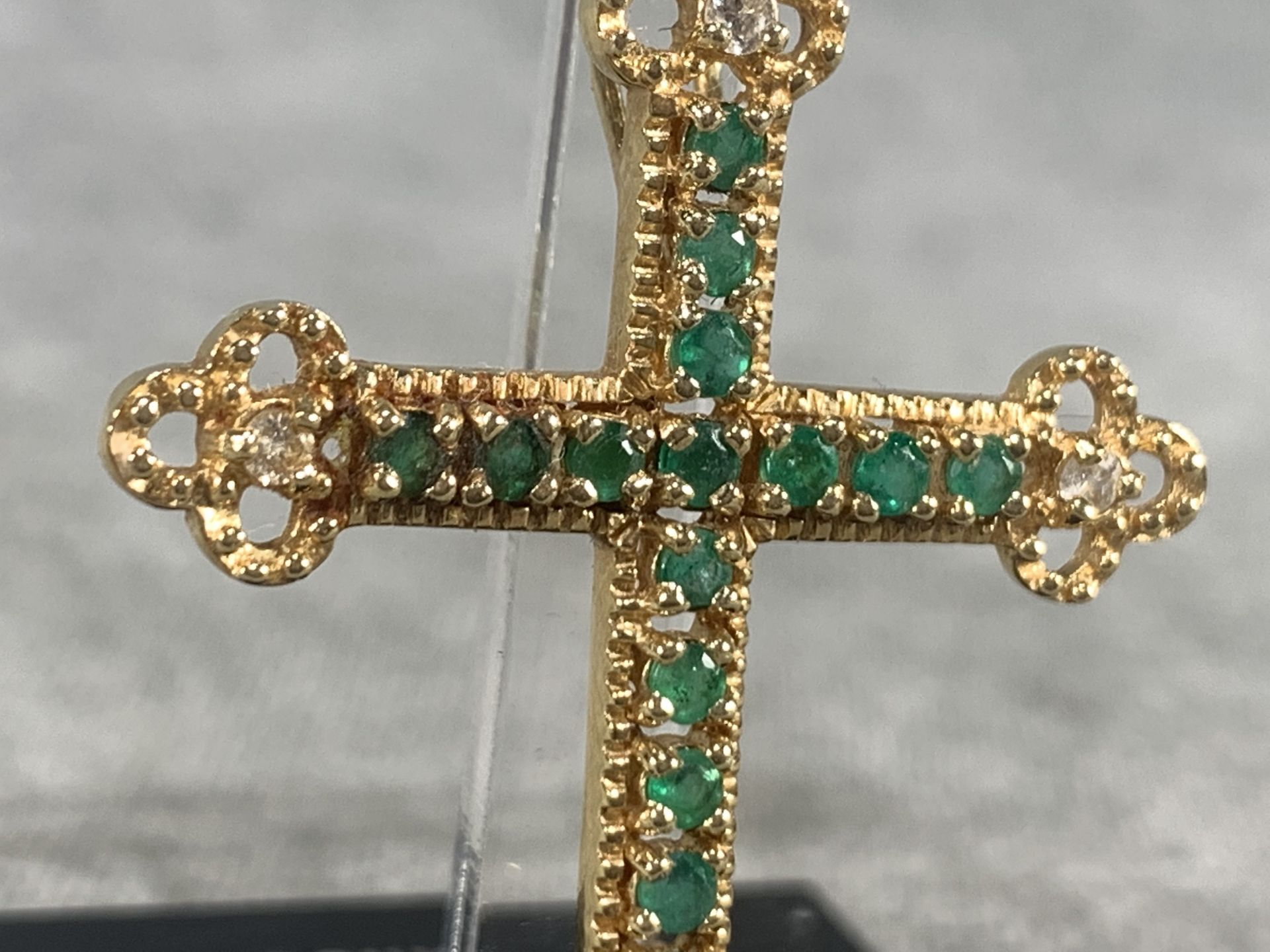 Cross Pendant in Gold and Emeralds - Bild 2 aus 3