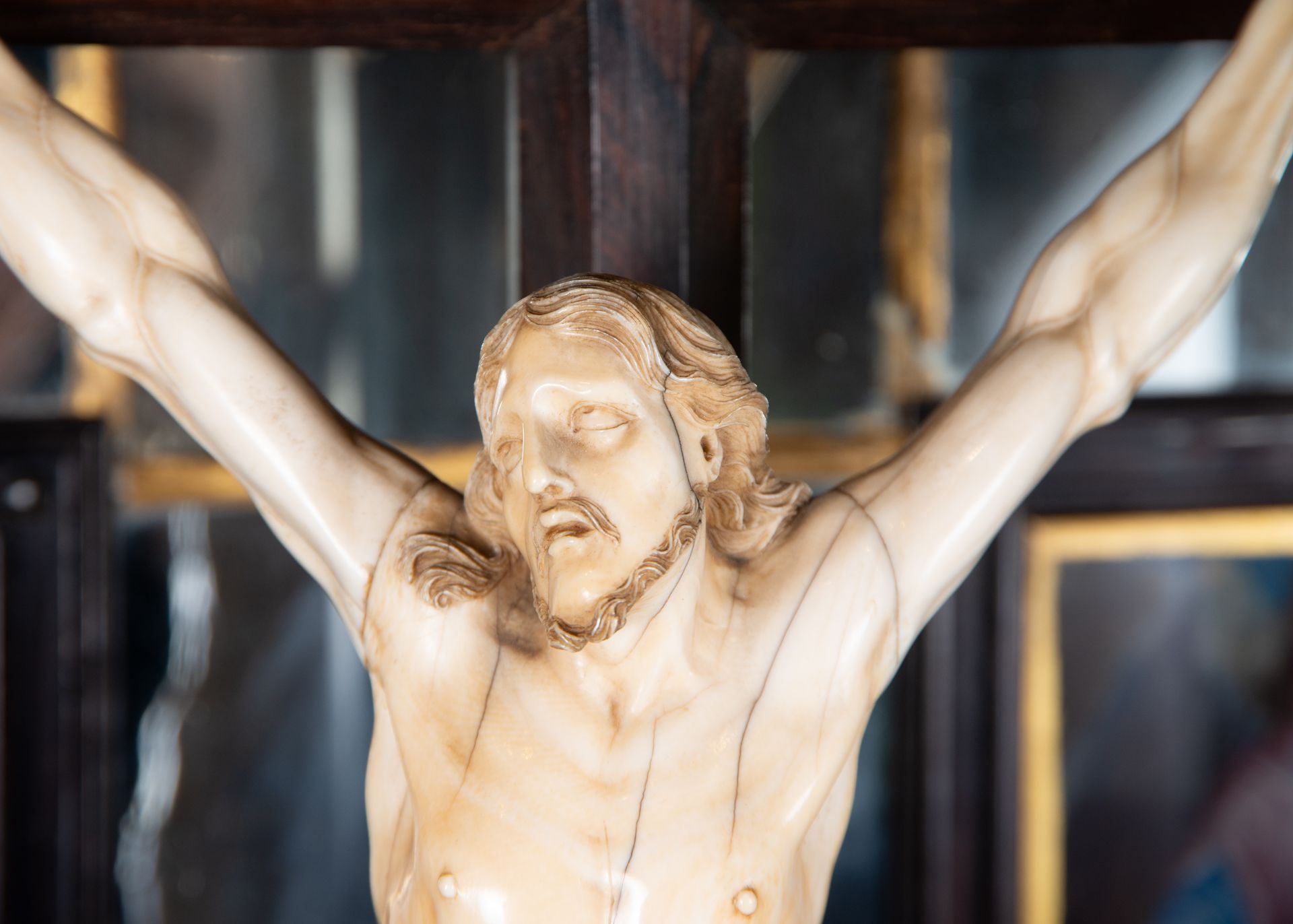 Large Neapolitan Christ in Painted Glass Niche, 17th - 18th centuries - Image 4 of 17