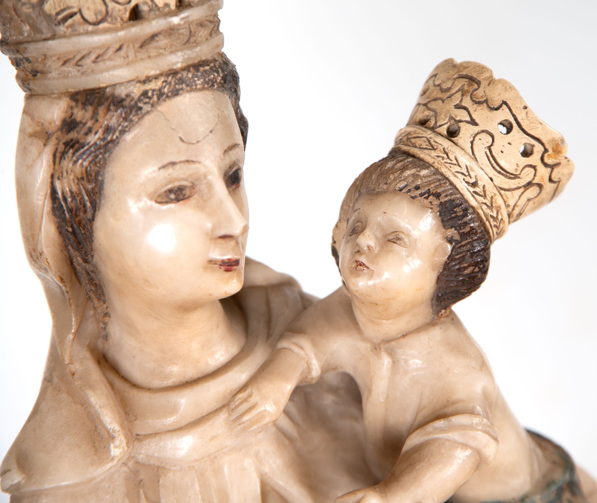 Very Important Virgin with Child in Arms in Huamanga Stone, Peruvian Viceroyalty Colonial work, 18th - Image 3 of 7