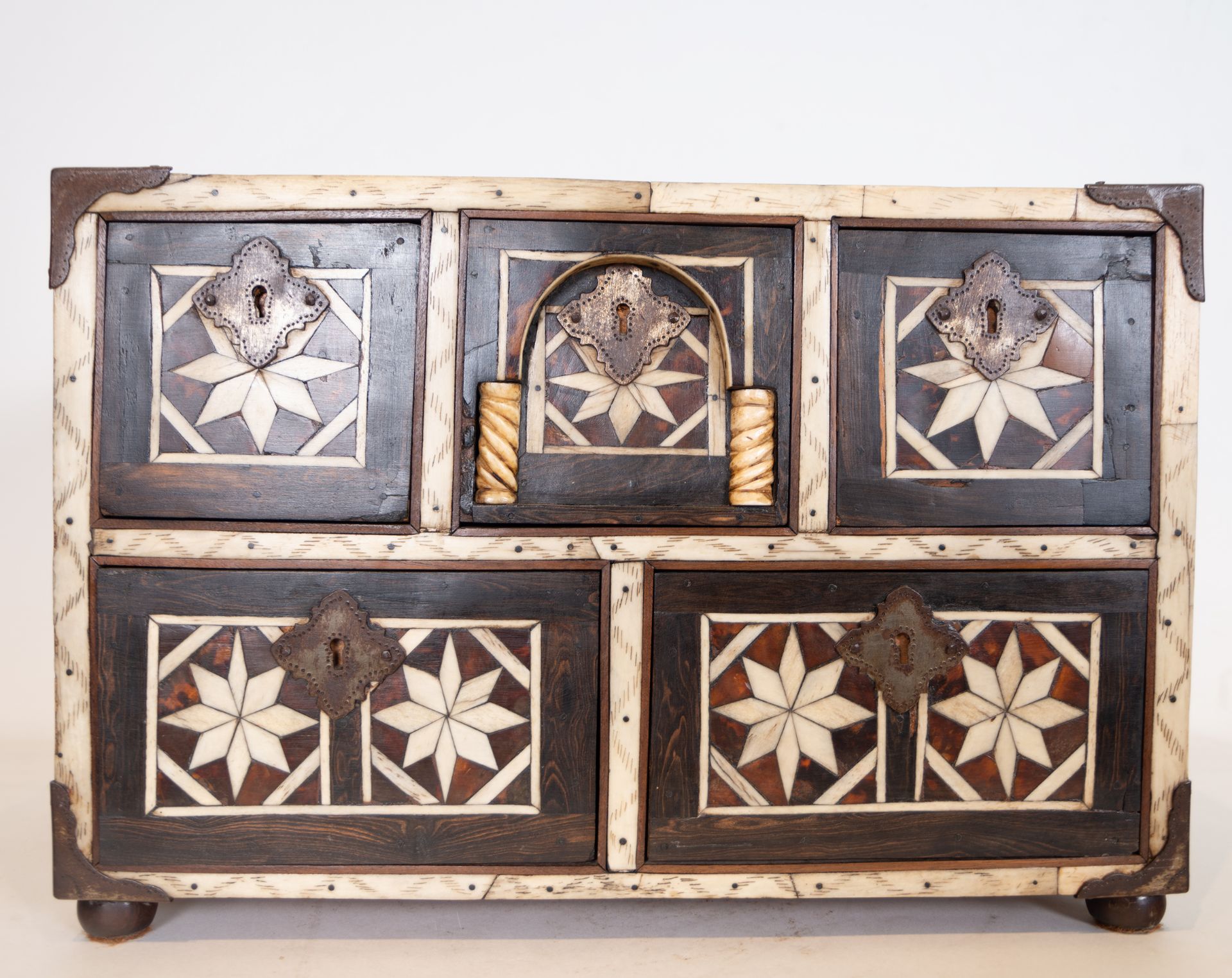 Important Viceregal Tabletop cabinet in marquetry of bone, wood and tortoiseshell, Novohispanic scho