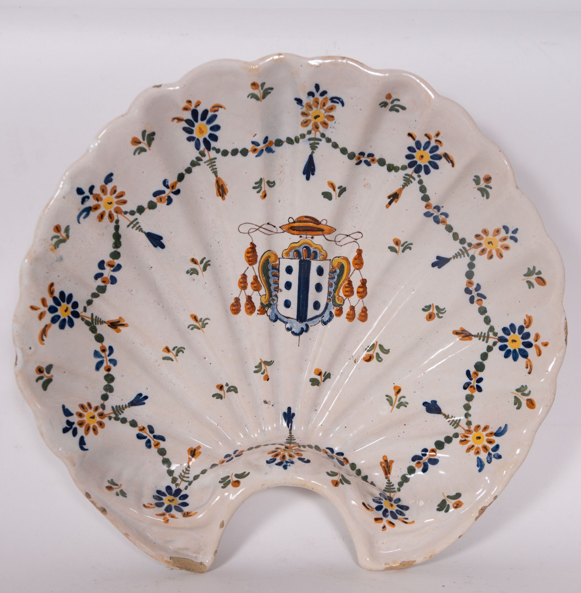 Pair of Bacias from Talavera with Archbishop's coat of arms, second half of the 18th century - Bild 2 aus 5