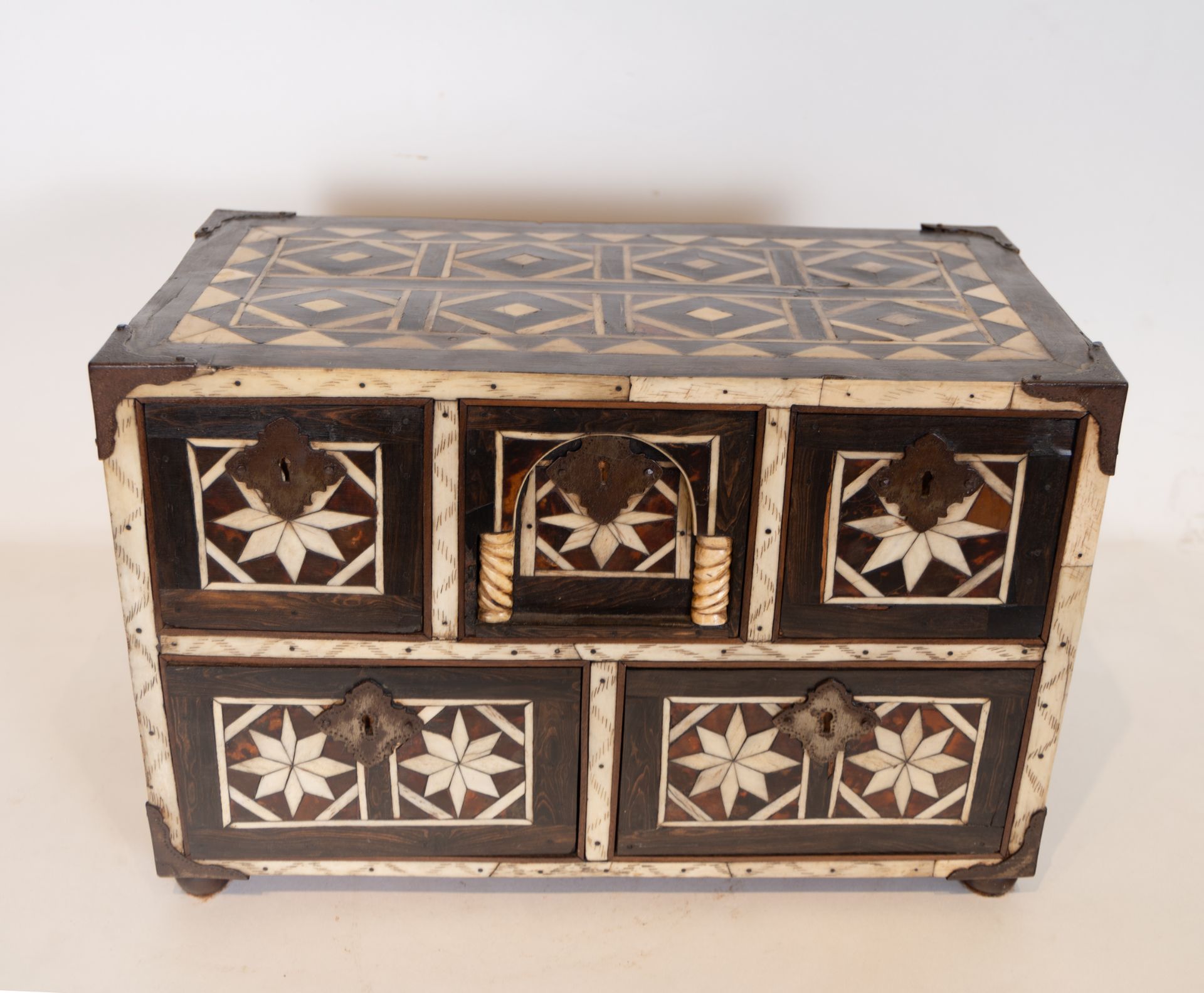 Important Viceregal Tabletop cabinet in marquetry of bone, wood and tortoiseshell, Novohispanic scho - Bild 5 aus 9