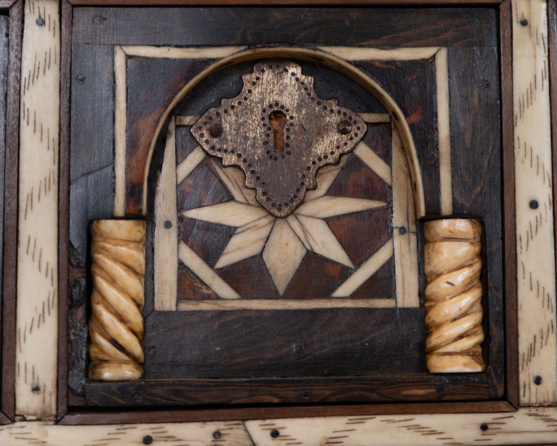 Important Viceregal Tabletop cabinet in marquetry of bone, wood and tortoiseshell, Novohispanic scho - Bild 3 aus 9