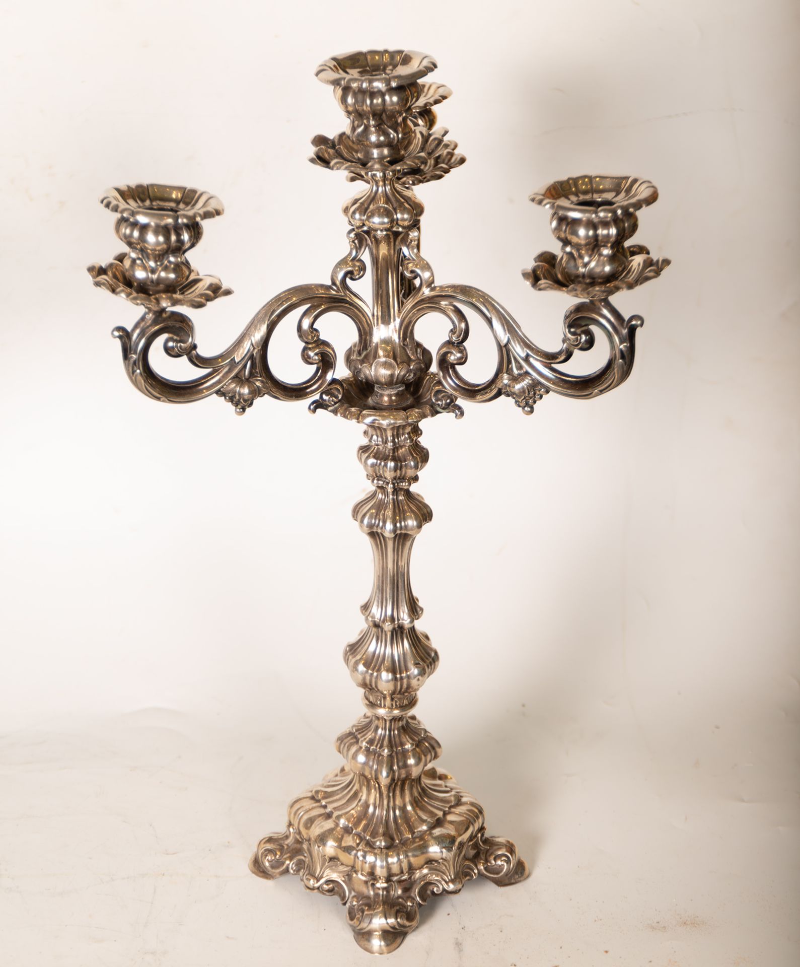 Pair of important Spanish sterling silver candlesticks in the Rococo style, Spanish school from the  - Bild 4 aus 5