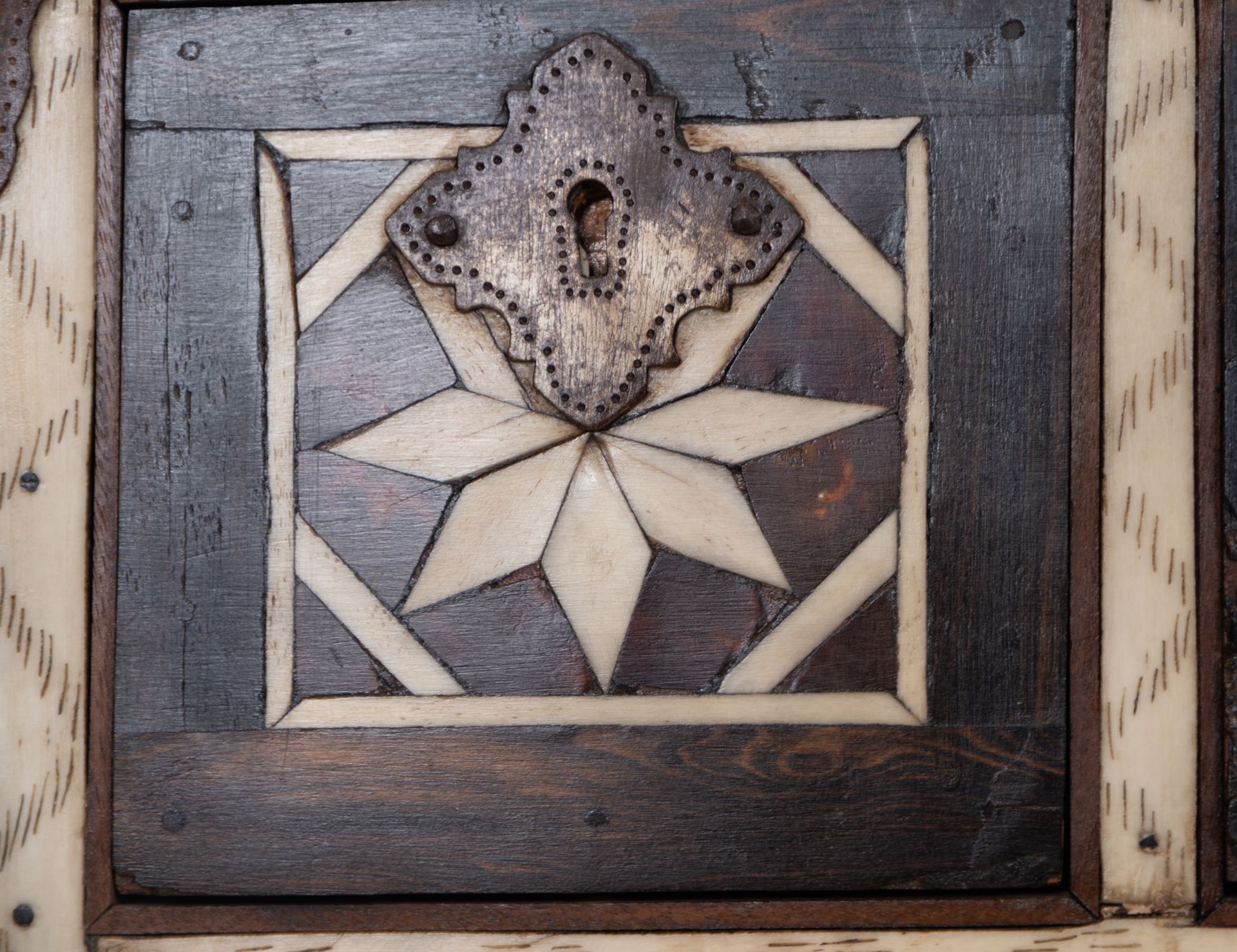 Important Viceregal Tabletop cabinet in marquetry of bone, wood and tortoiseshell, Novohispanic scho - Bild 2 aus 9