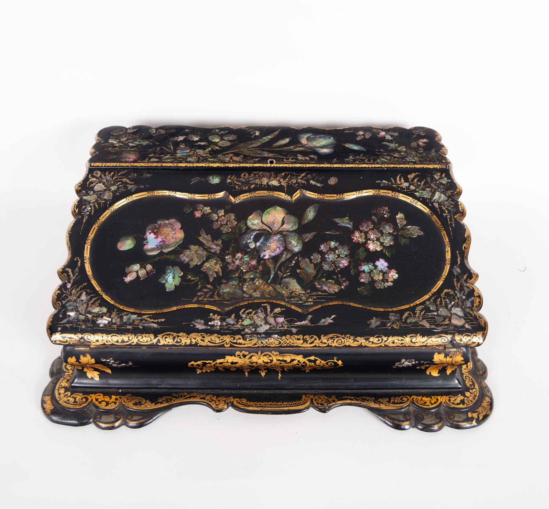 Beautiful writing desk in gilded wood with mother-of-pearl inlays, French school of the 19th century - Bild 10 aus 13