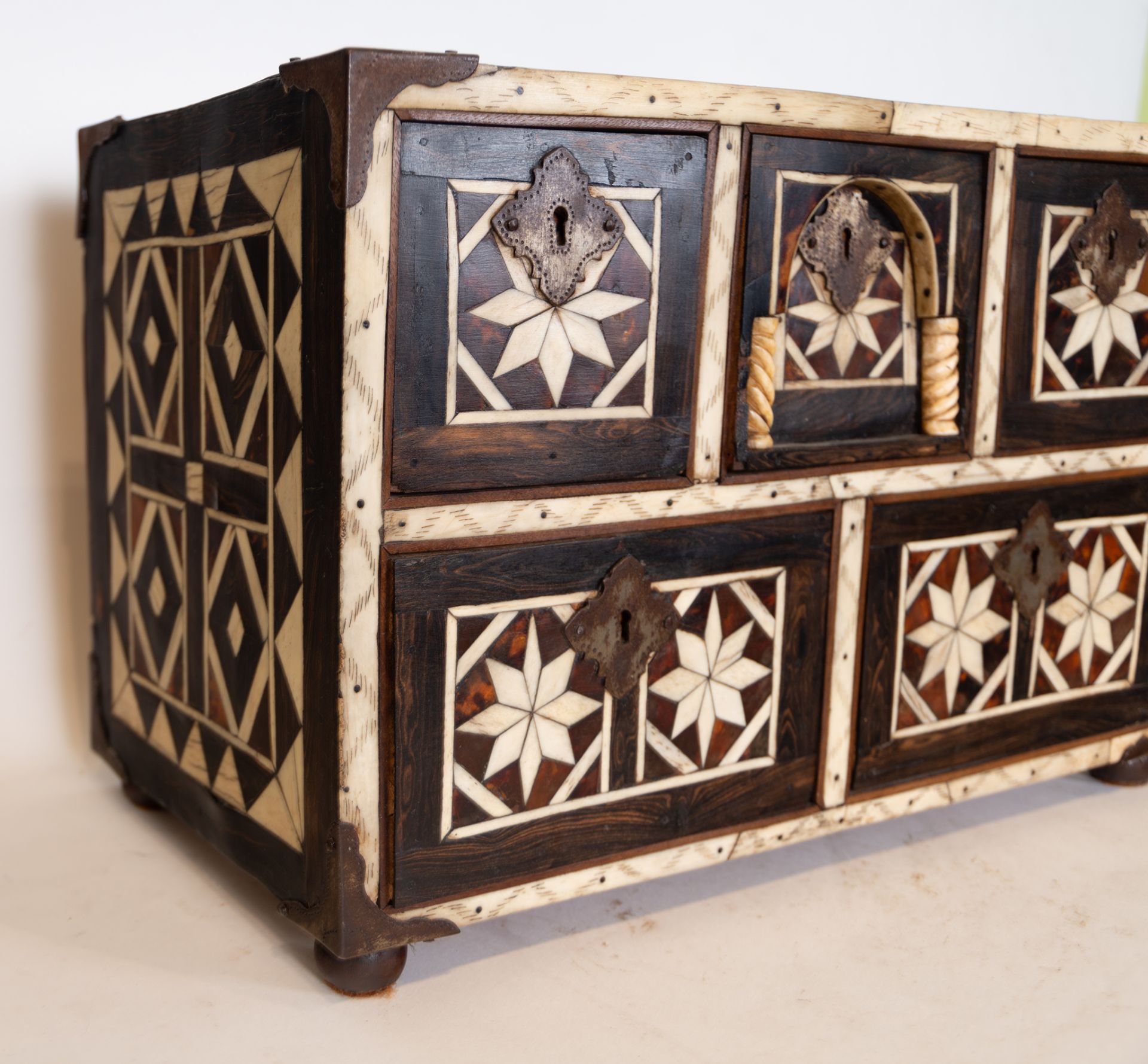 Important Viceregal Tabletop cabinet in marquetry of bone, wood and tortoiseshell, Novohispanic scho - Bild 8 aus 9