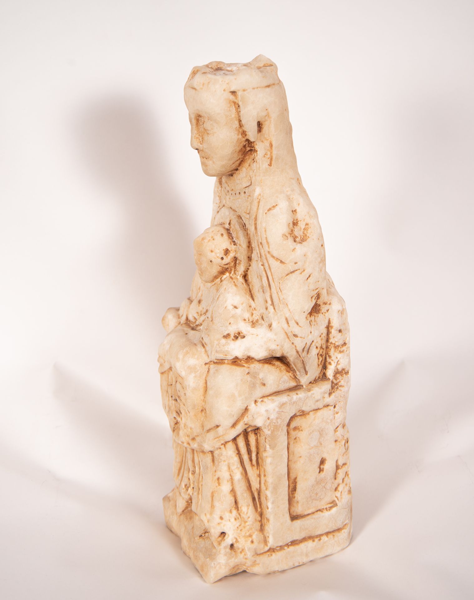 Virgin with Child in Alabaster, following Romanesque models, XIX - XX centuries - Bild 5 aus 6