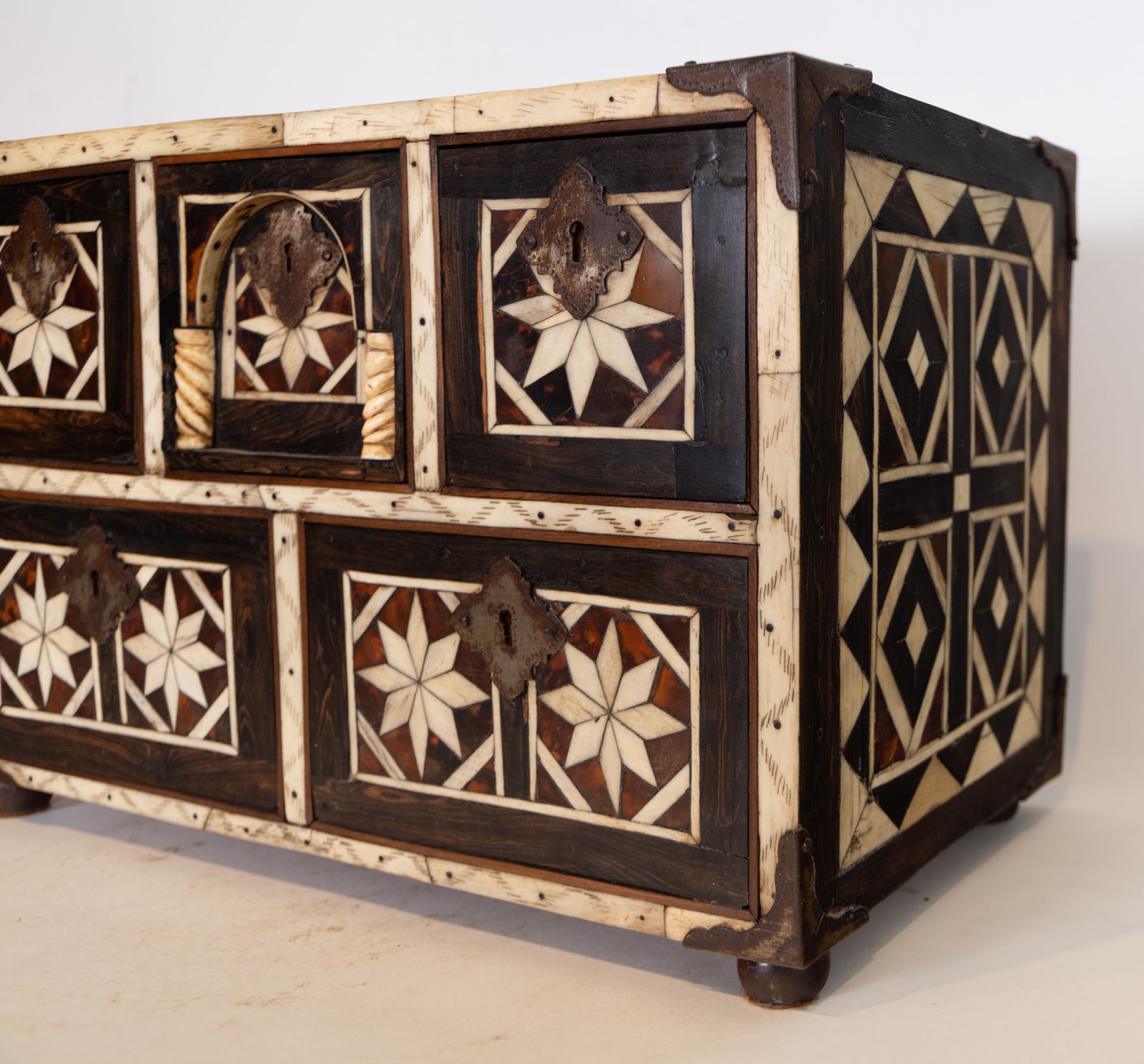 Important Viceregal Tabletop cabinet in marquetry of bone, wood and tortoiseshell, Novohispanic scho - Bild 7 aus 9