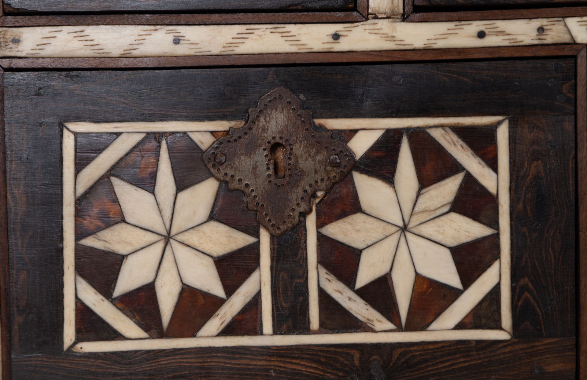 Important Viceregal Tabletop cabinet in marquetry of bone, wood and tortoiseshell, Novohispanic scho - Bild 4 aus 9