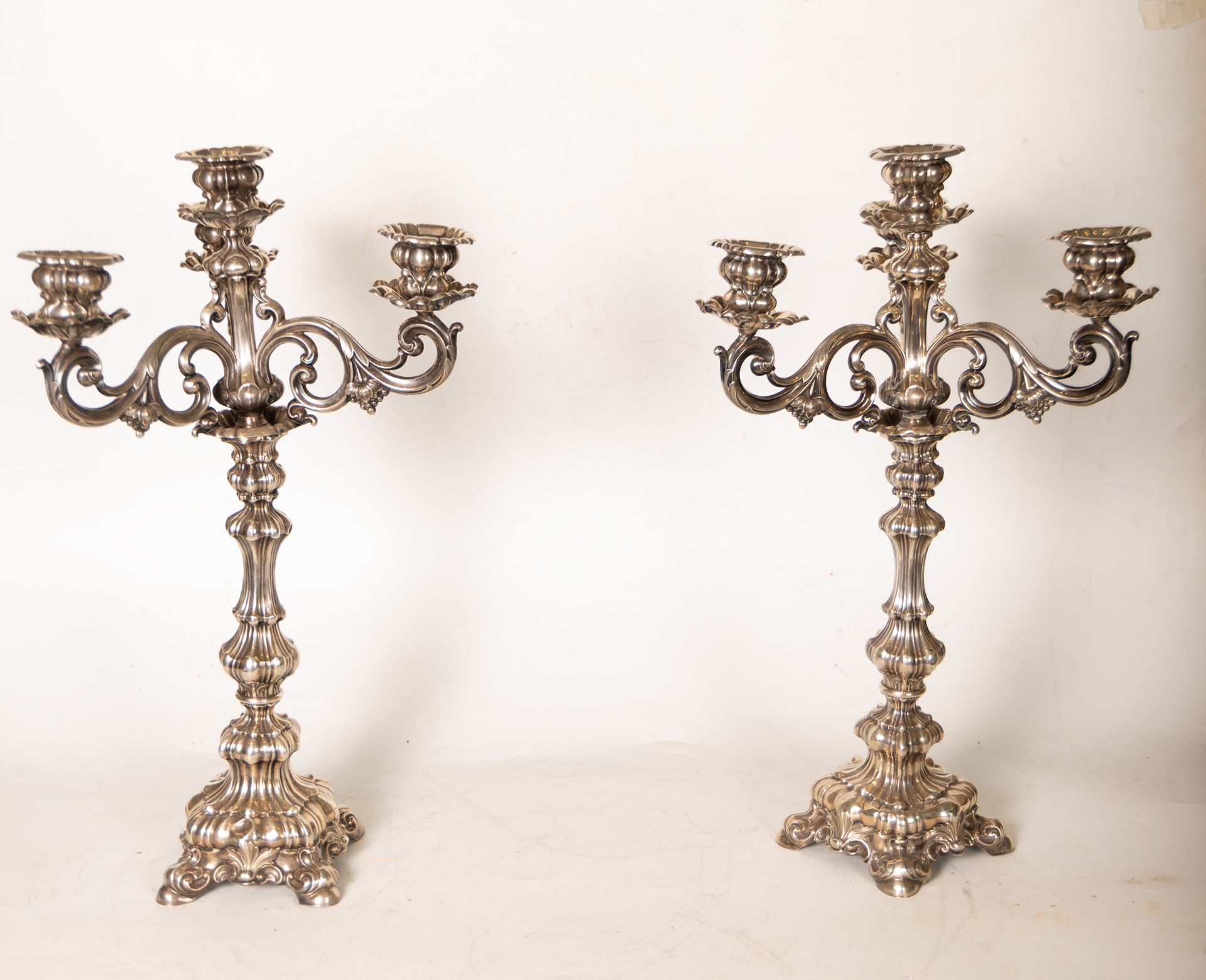 Pair of important Spanish sterling silver candlesticks in the Rococo style, Spanish school from the  - Bild 3 aus 5