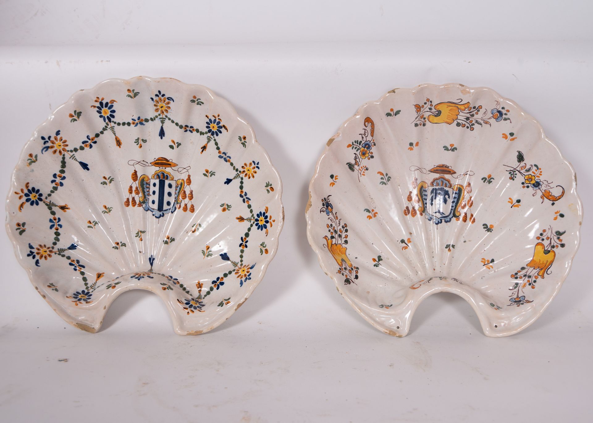 Pair of Bacias from Talavera with Archbishop's coat of arms, second half of the 18th century