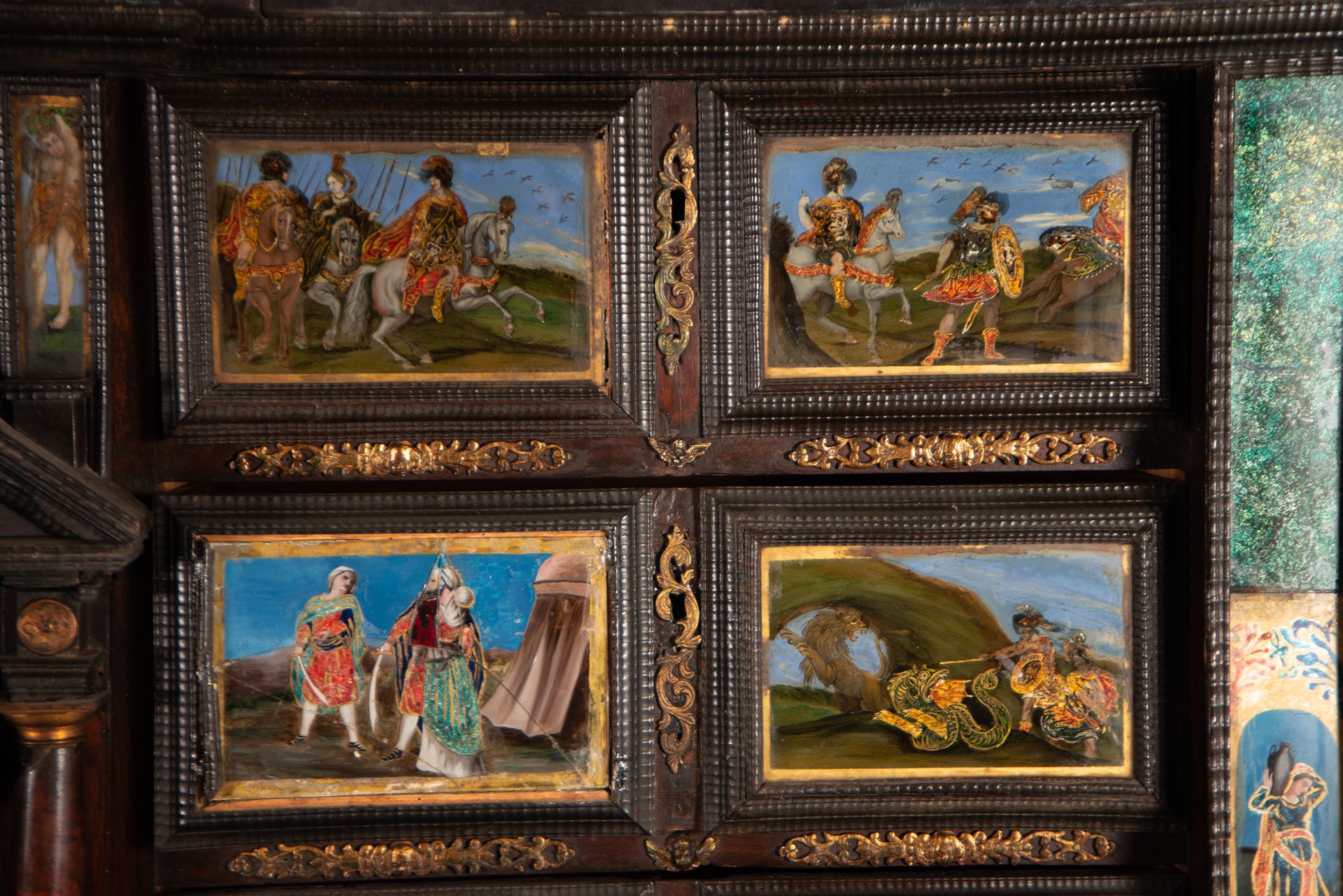 Important Neapolitan Cabinet in rosewood marquetry, tortoiseshell and painted glass, Italian school  - Bild 7 aus 9
